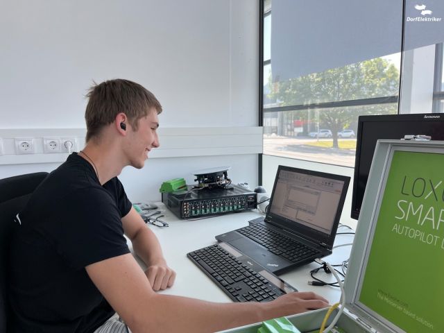 Unser Praktikant Moritz absolviert bei uns ein Praktikum und sammelt Einblicke beim Team Gebäudeautomation. 💪😄

#dorfelektriker #praktikant #götzis