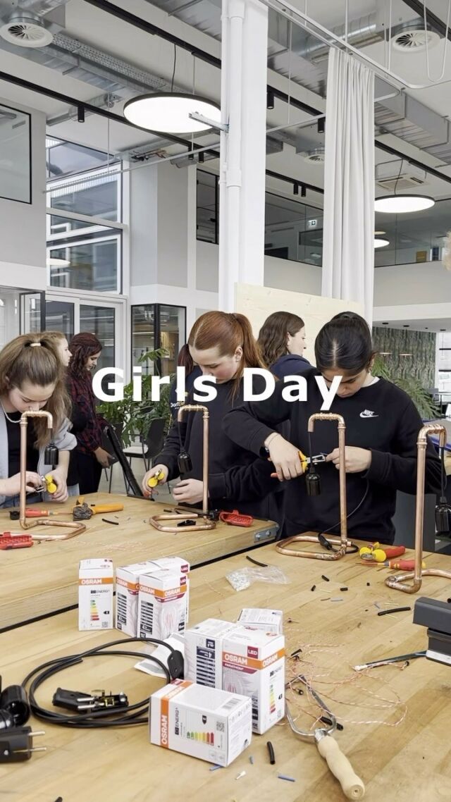 Letzte Woche hatten wir Schülerinnen der Mittelschule Altach zum Girls Day bei uns zu Besuch! 👩🏽‍🤝‍👩🏼⚡️ Es war großartig zu sehen, wie neugierig und interessiert sie an unseren handwerklichen Tätigkeiten waren. 💪🏼😄 Wir freuten uns sehr, dass wir den Schülerinnen einen Einblick in unsere Berufswelt geben konnten und hoffen, dass wir die ein oder andere für einen handwerklichen Beruf inspirieren konnten.💥

#GirlsDay #Handwerk #dorfelektriker #dorfinstallateur #zukunft #götzis