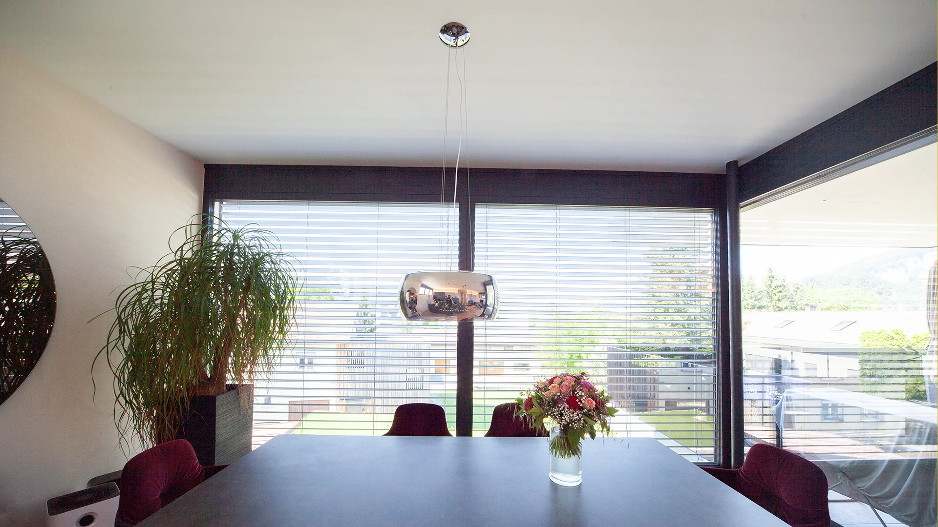 Hängeleuchte über dem Esstisch