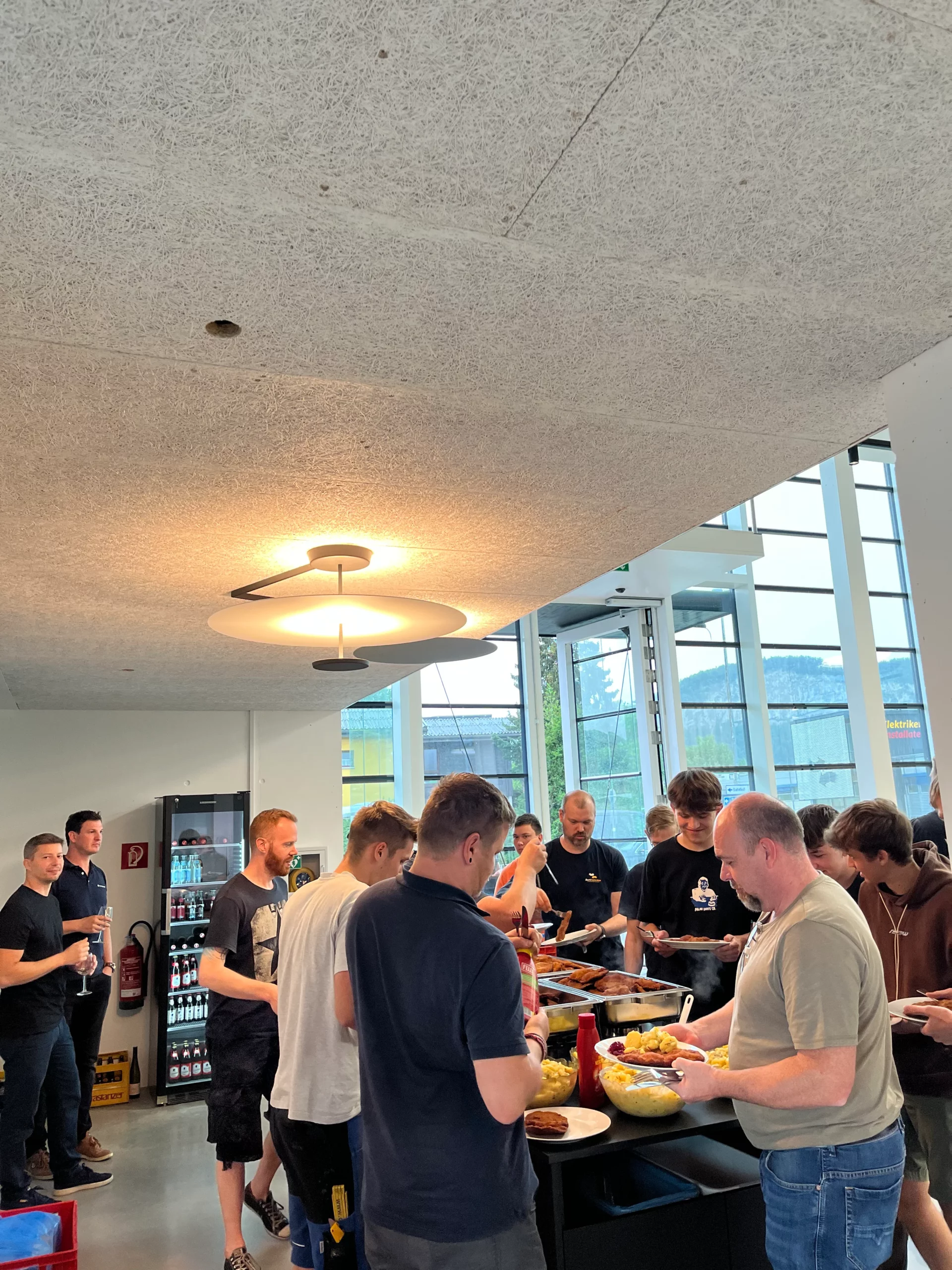 Mahlzeit im Glashaus beim Dorfelektriker
