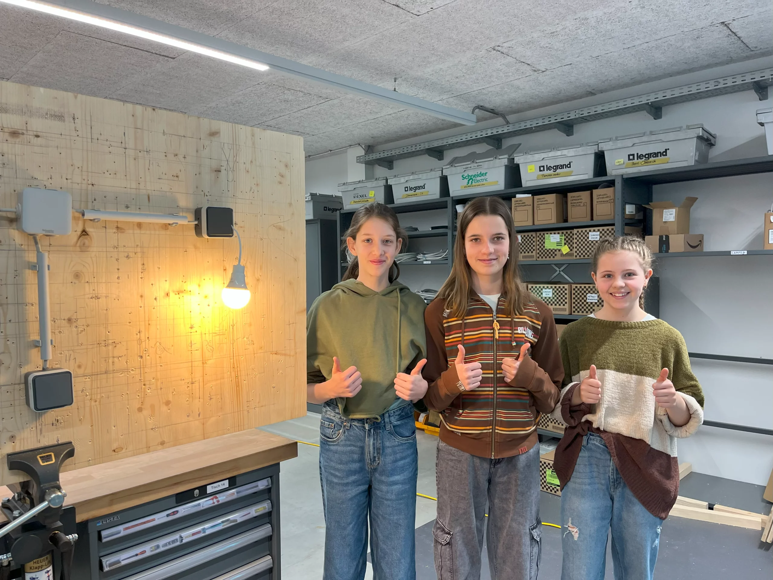 Schnuppern Elektrotechnik, Einblicke in den Beruf Elektriker, Girls Day beim Dorfelektriker