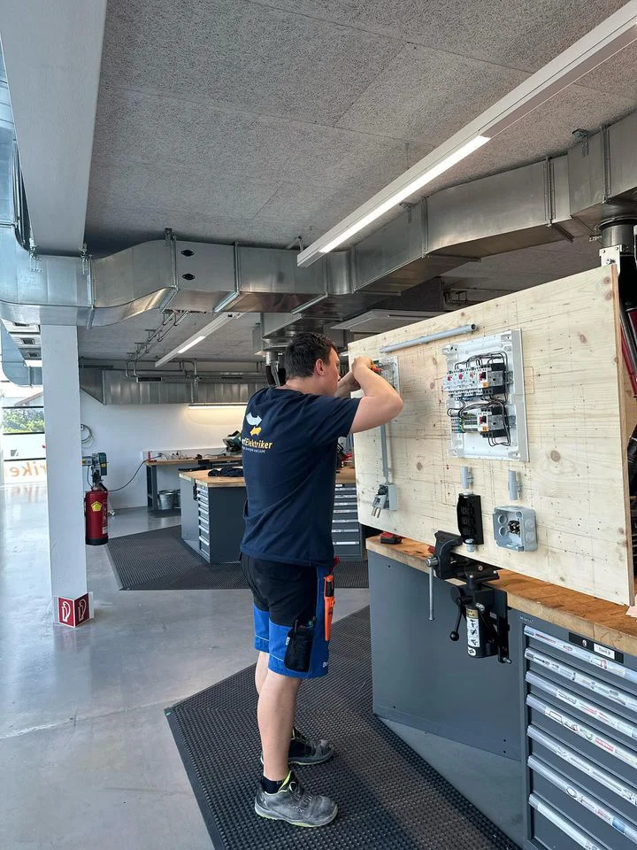 In der Lernwerkstatt, Ausbildung beim Dorfelektriker