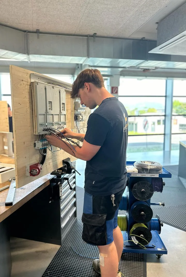 In der Lernwerkstatt, Ausbildung beim Dorfelektriker