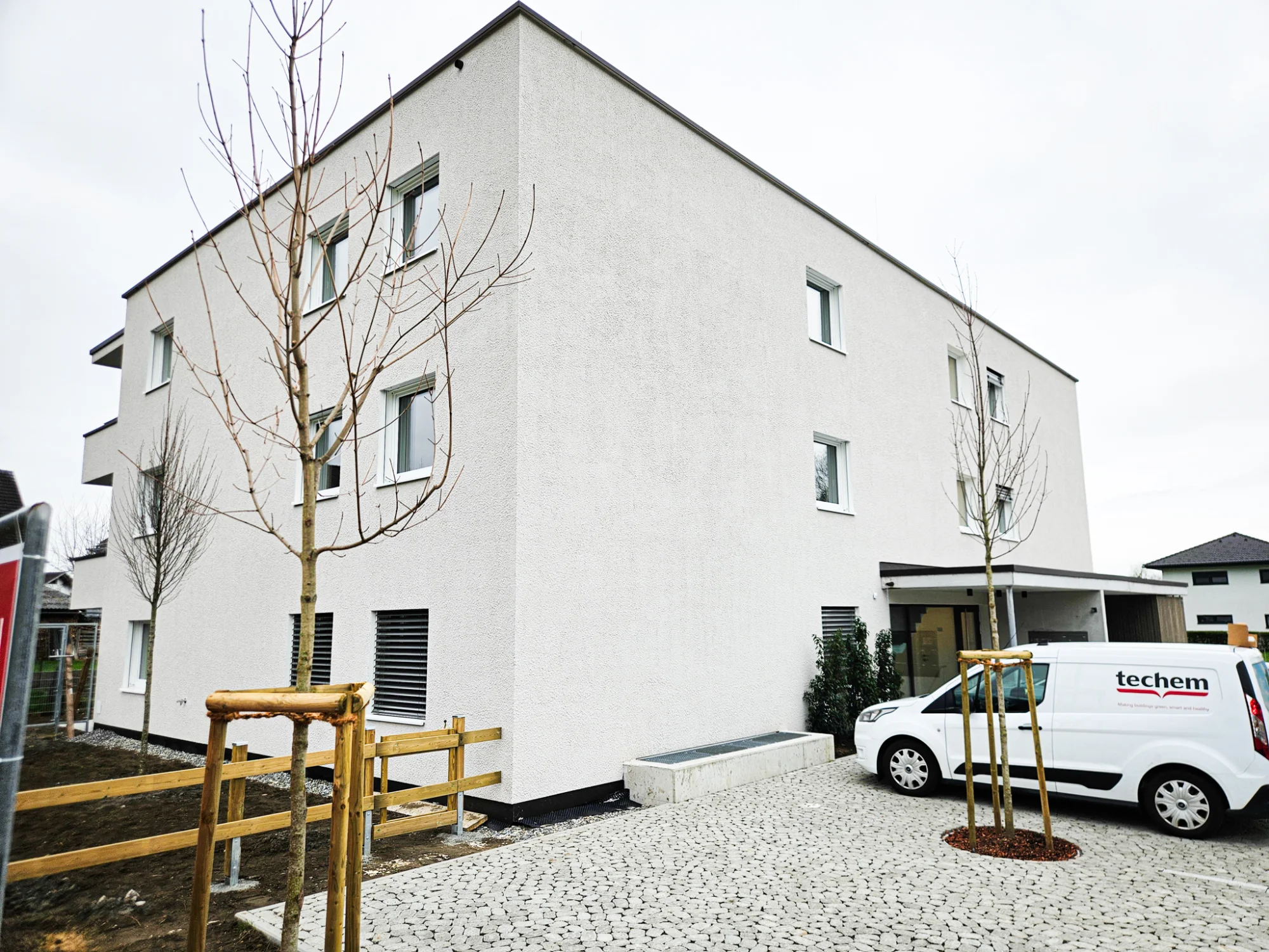Mehrparteienhaus mit Photovoltaikanlage im Wohnbau