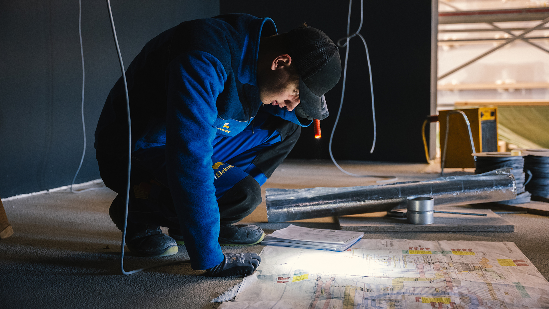 Elektroinstallation Grüneck Golm, Dorfelektriker, Elektriker liest Plan