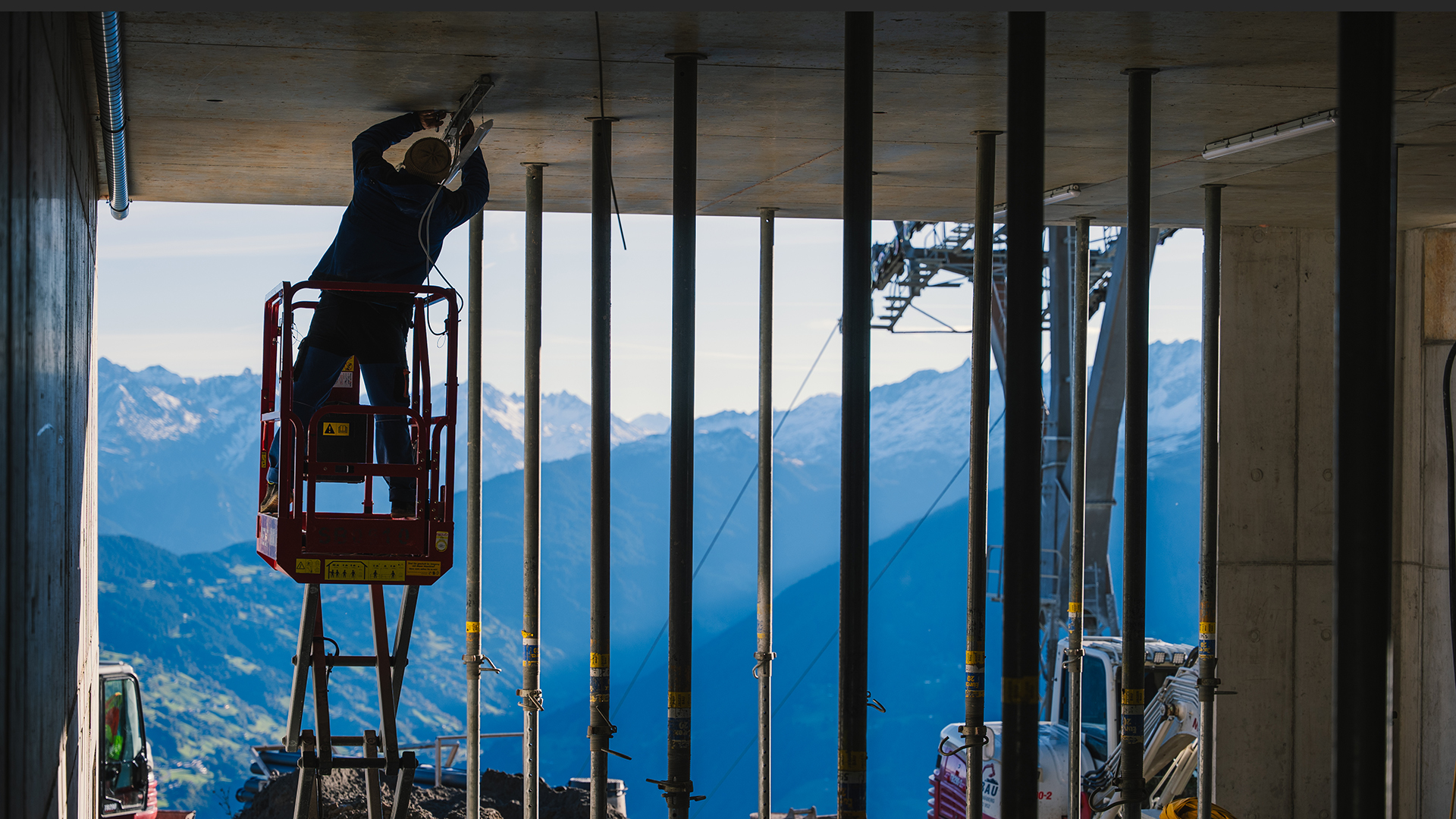 Elektroinstallation Grüneck Golm, Dorfelektriker, Elektriker bei der Arbeit,