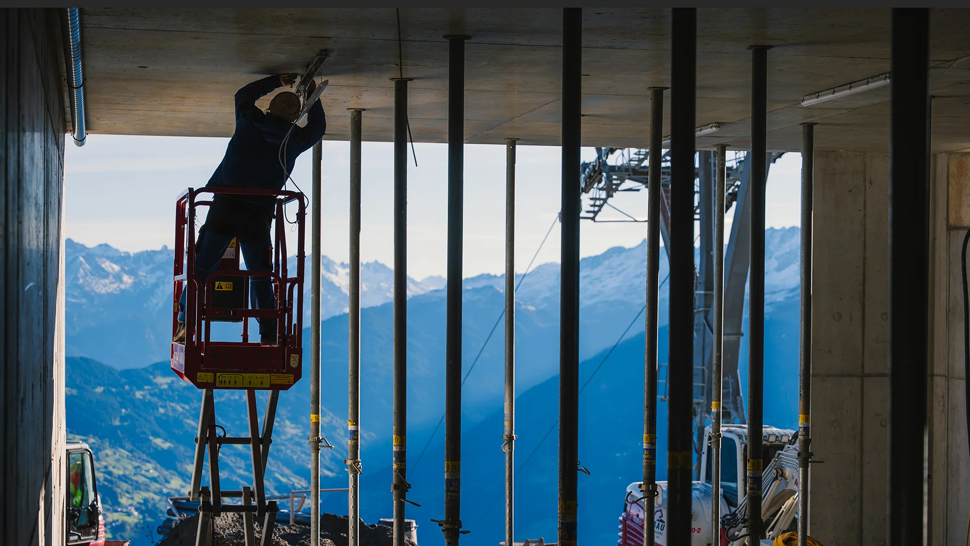 Elektroinstallation Grüneck Golm, Dorfelektriker, Elektriker bei der Arbeit,