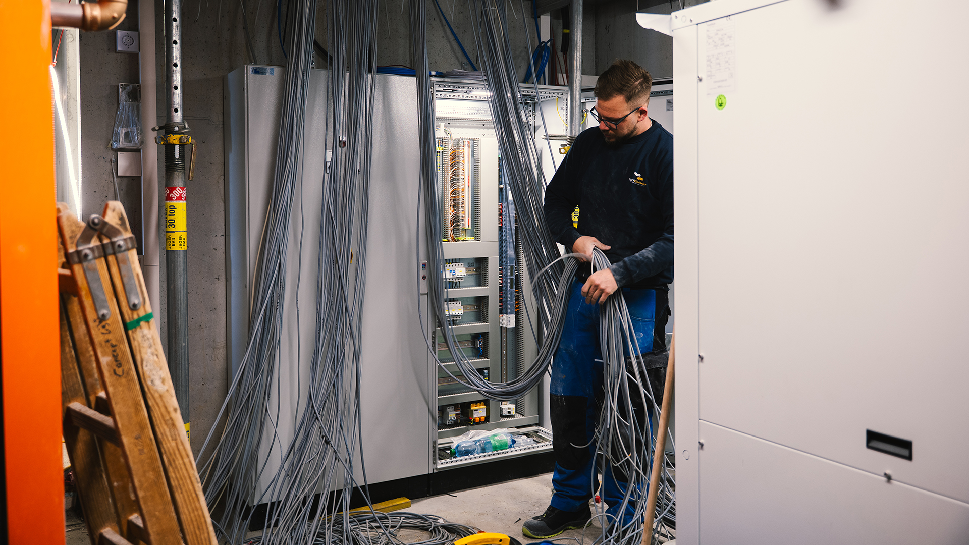 Elektroinstallation Grüneck Golm, Dorfelektriker, Elektriker bei der Arbeit, Roderich Sandri