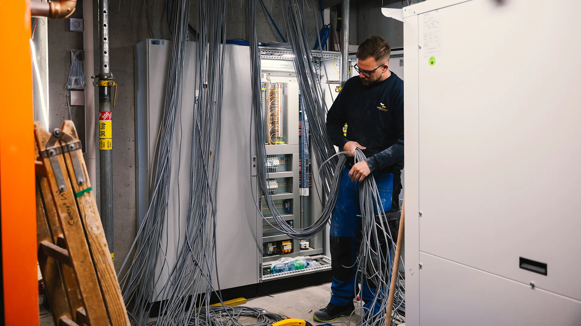 Elektroinstallation Grüneck Golm, Dorfelektriker, Elektriker bei der Arbeit, Roderich Sandri