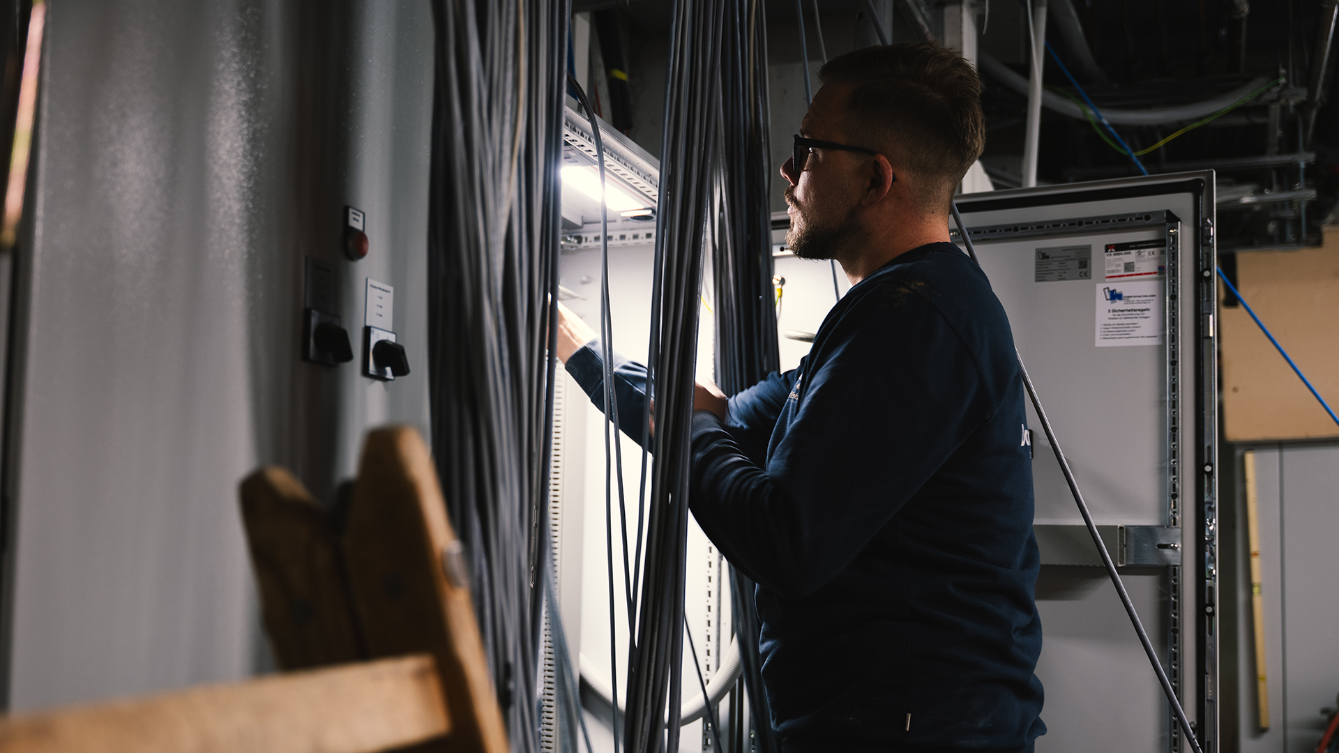 Elektroinstallation Grüneck Golm, Dorfelektriker, Elektriker bei der Arbeit, Roderich Sandri