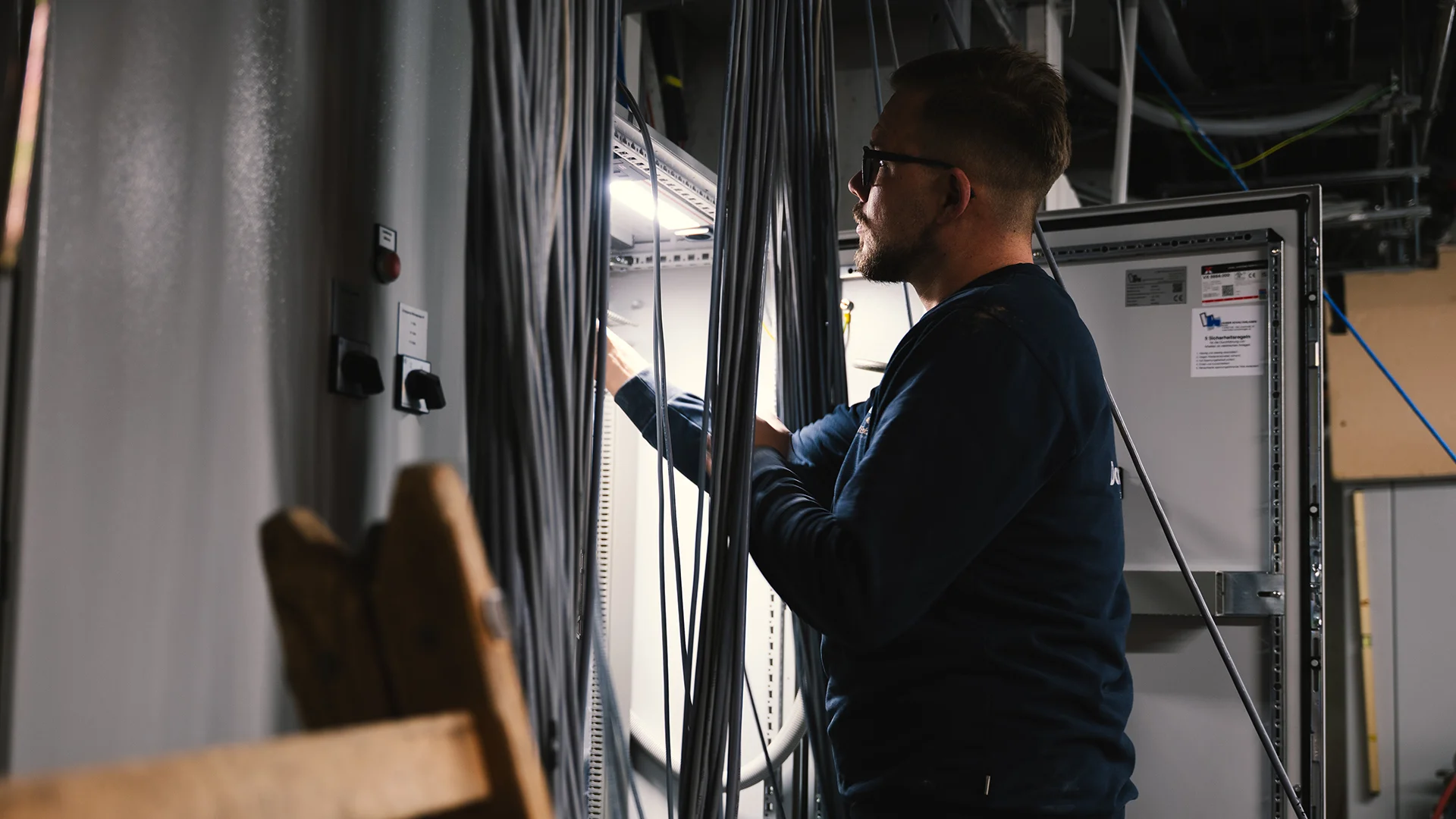 Elektroinstallation Grüneck Golm, Dorfelektriker, Elektriker bei der Arbeit, Roderich Sandri
