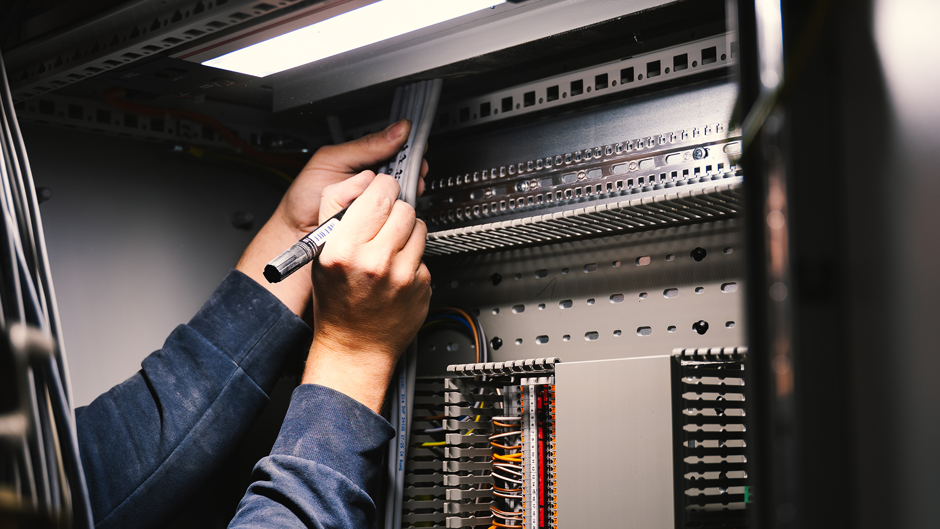 Elektroinstallation Grüneck Golm, Dorfelektriker, Elektriker bei der Arbeit