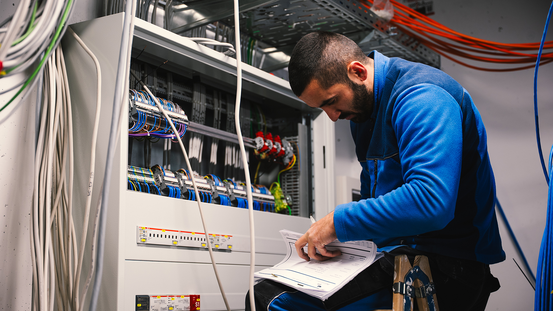 Elektroinstallation Grüneck Golm, Dorfelektriker, Elektriker bei der Arbeit