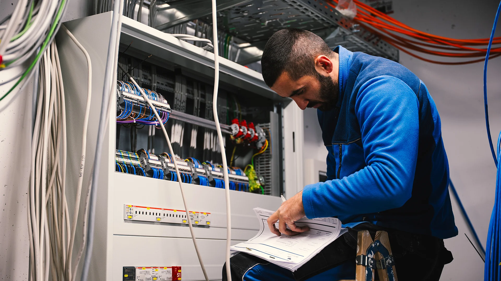 Elektroinstallation Grüneck Golm, Dorfelektriker, Elektriker bei der Arbeit