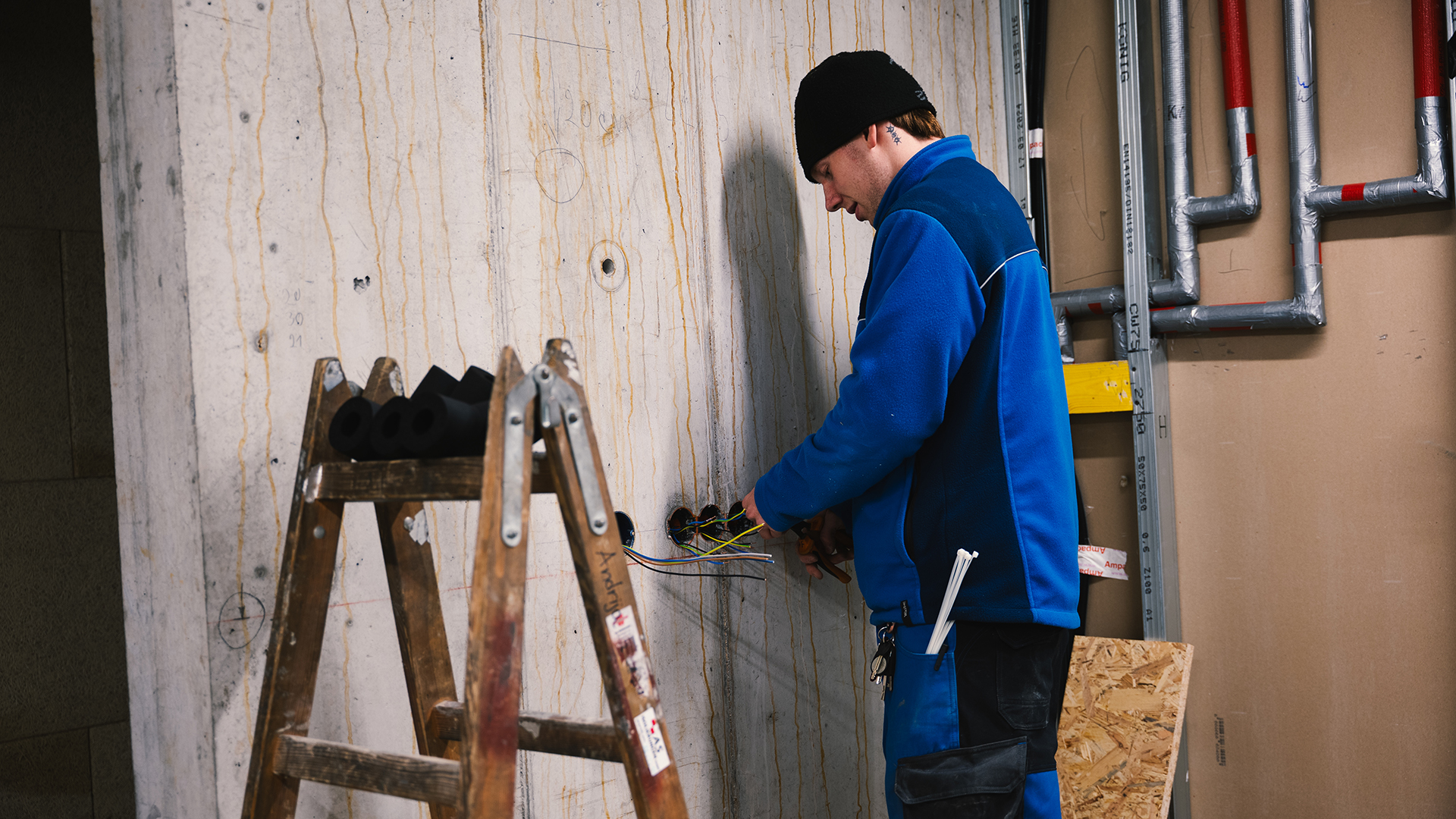 Elektroinstallation Grüneck Golm, Dorfelektriker, Elektriker bei der Arbeit