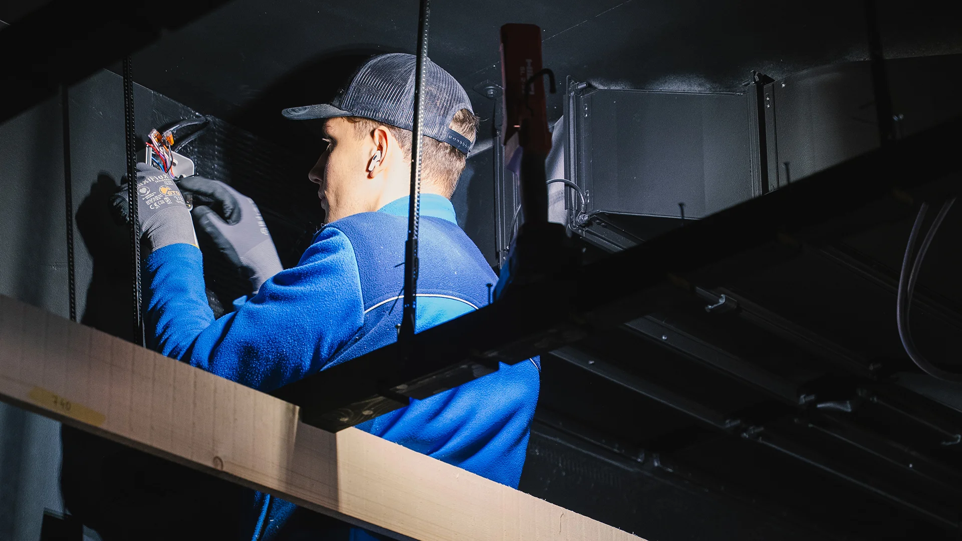 Elektroinstallation Grüneck Golm, Dorfelektriker, Elektriker bei der Arbeit