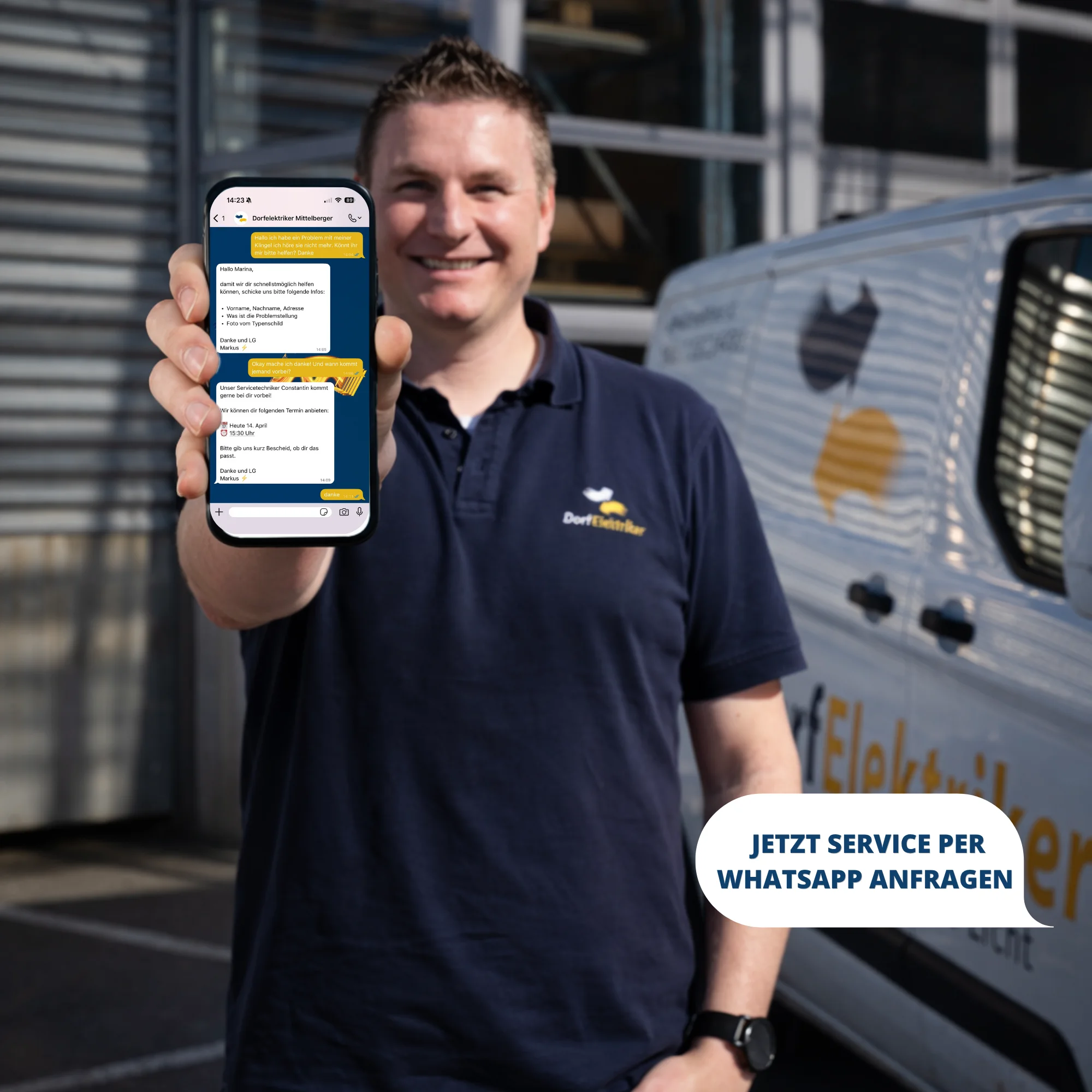 Mitarbeiter des Dorfelektriker mit Smartphone – Serviceanfragen per WhatsApp
