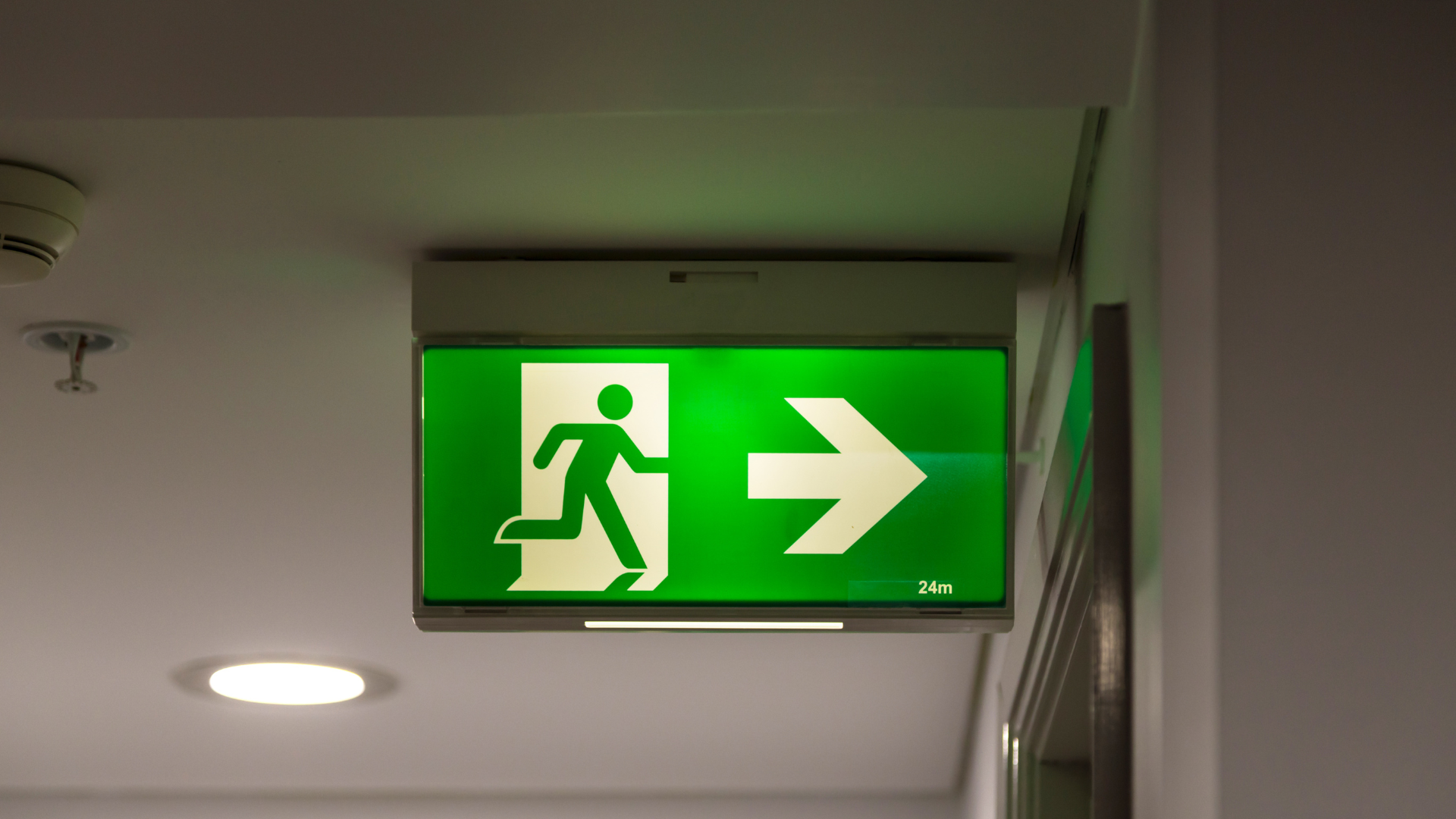 Notbeleuchtung, grünes Schild
