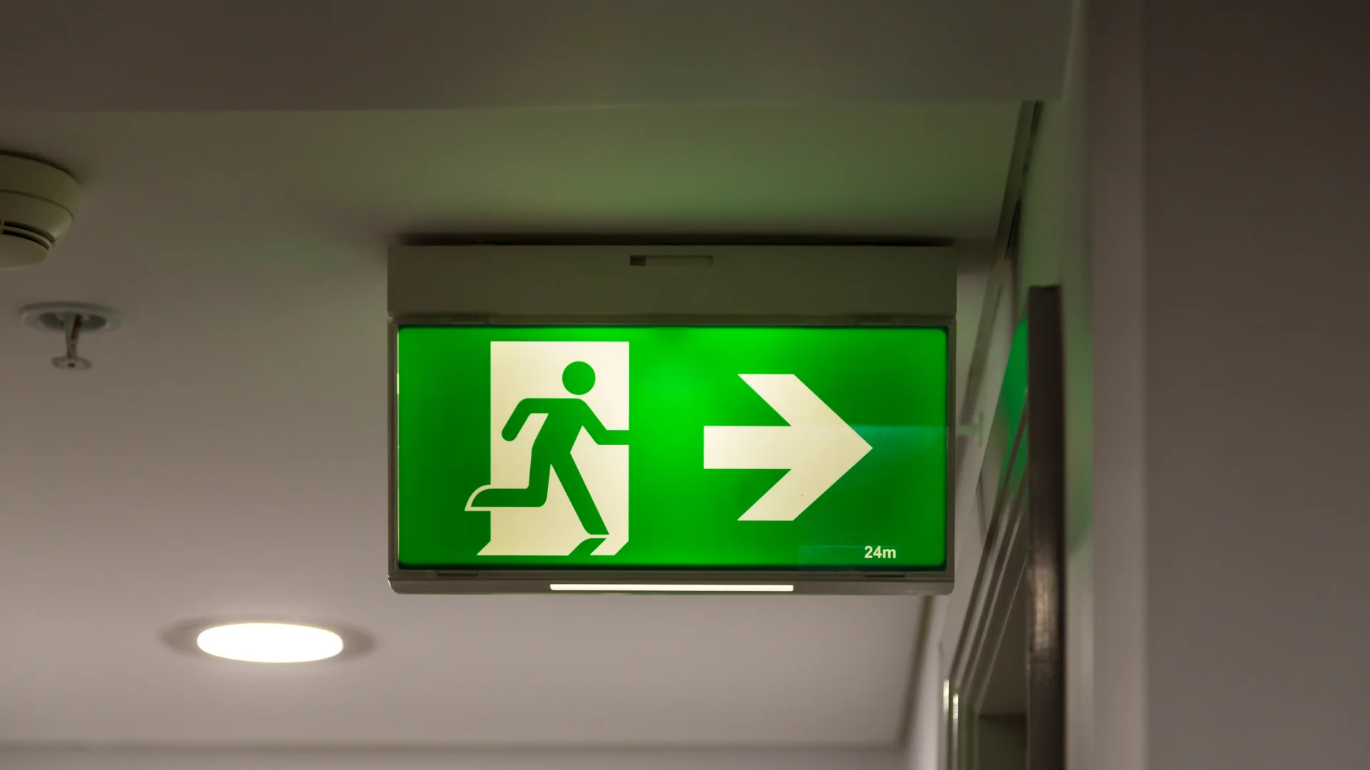 Notbeleuchtung, grünes Schild