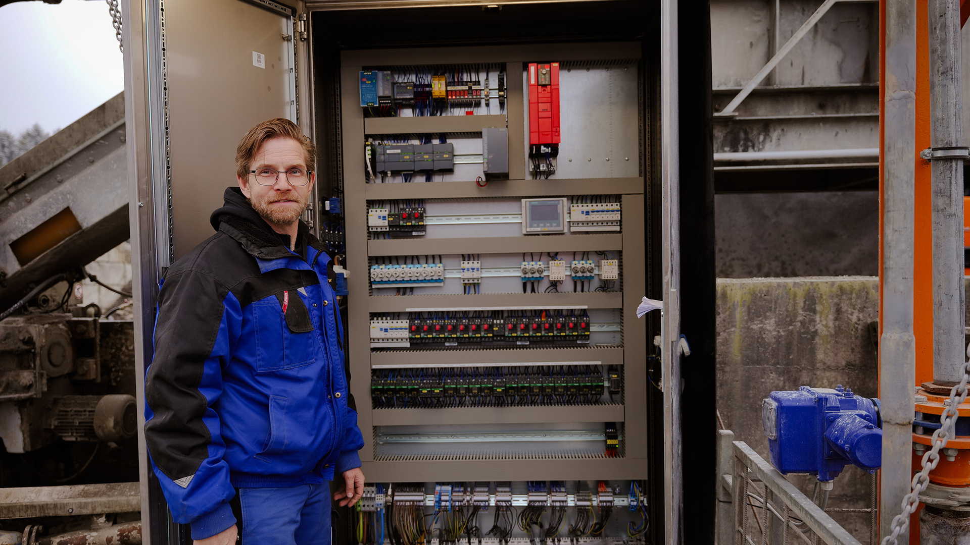 Alexander Winkler, Dorfelektriker installiert neue Mischanlage