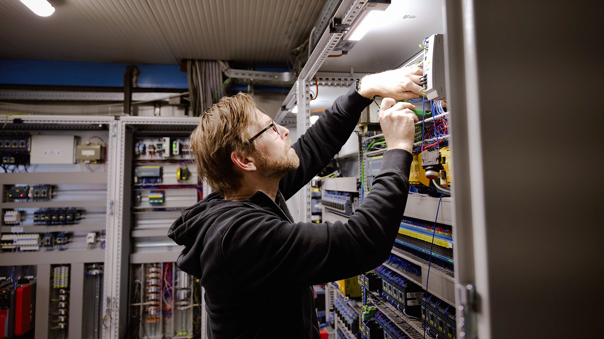 Alexander Winkler beim Verteilerbau vor Ort bei Normbeton in Koblach