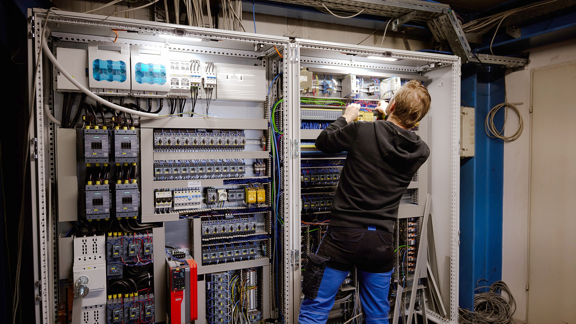 Installation, Inbetriebnahme, Dokumentation von Steuerungskästen