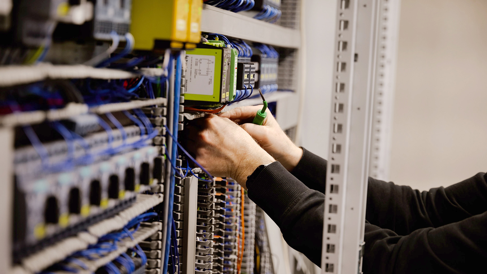 Verteilerbau Steuerungskasten beim Dorfelektriker