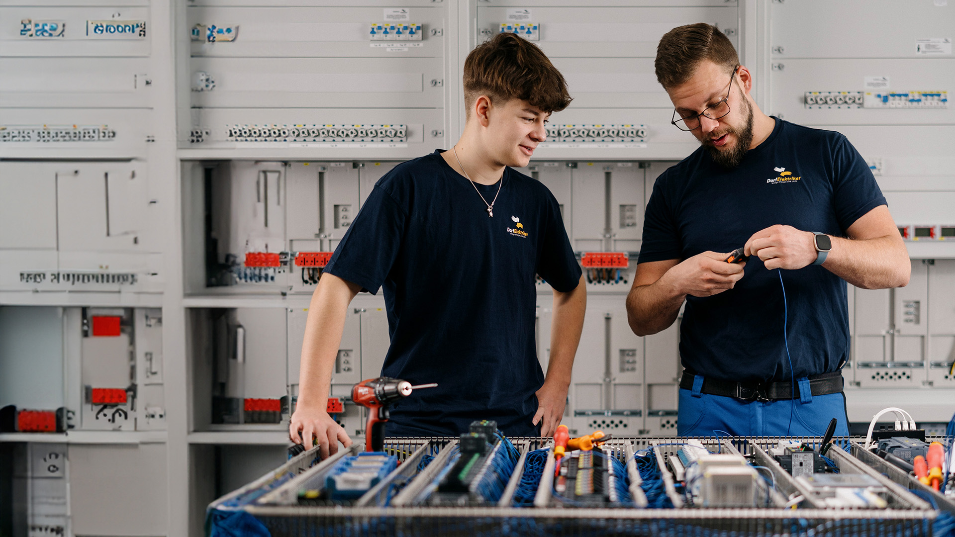 Roderich Sandri und Calvin Widmann im Verteilerbau