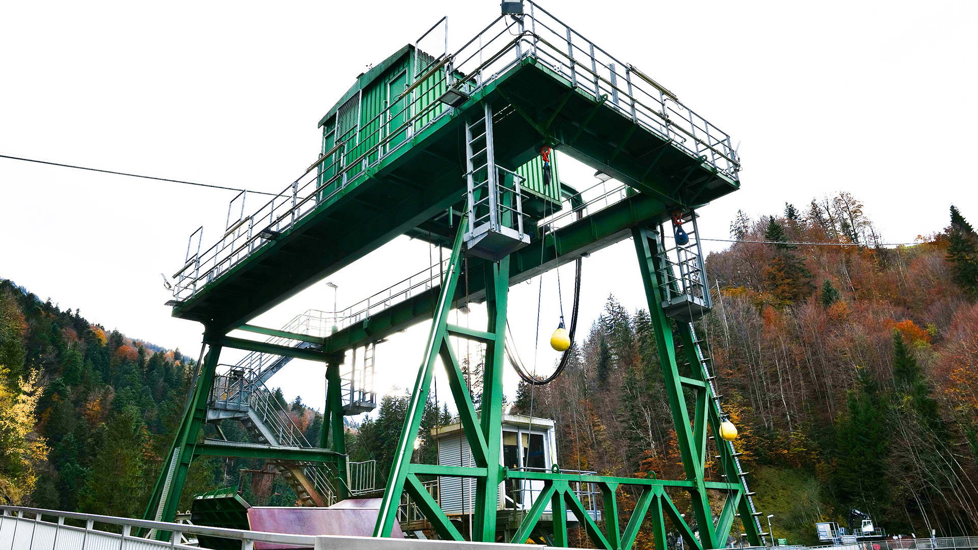 E-Check beim Schwimmbagger der illwerke vkw in Raggal