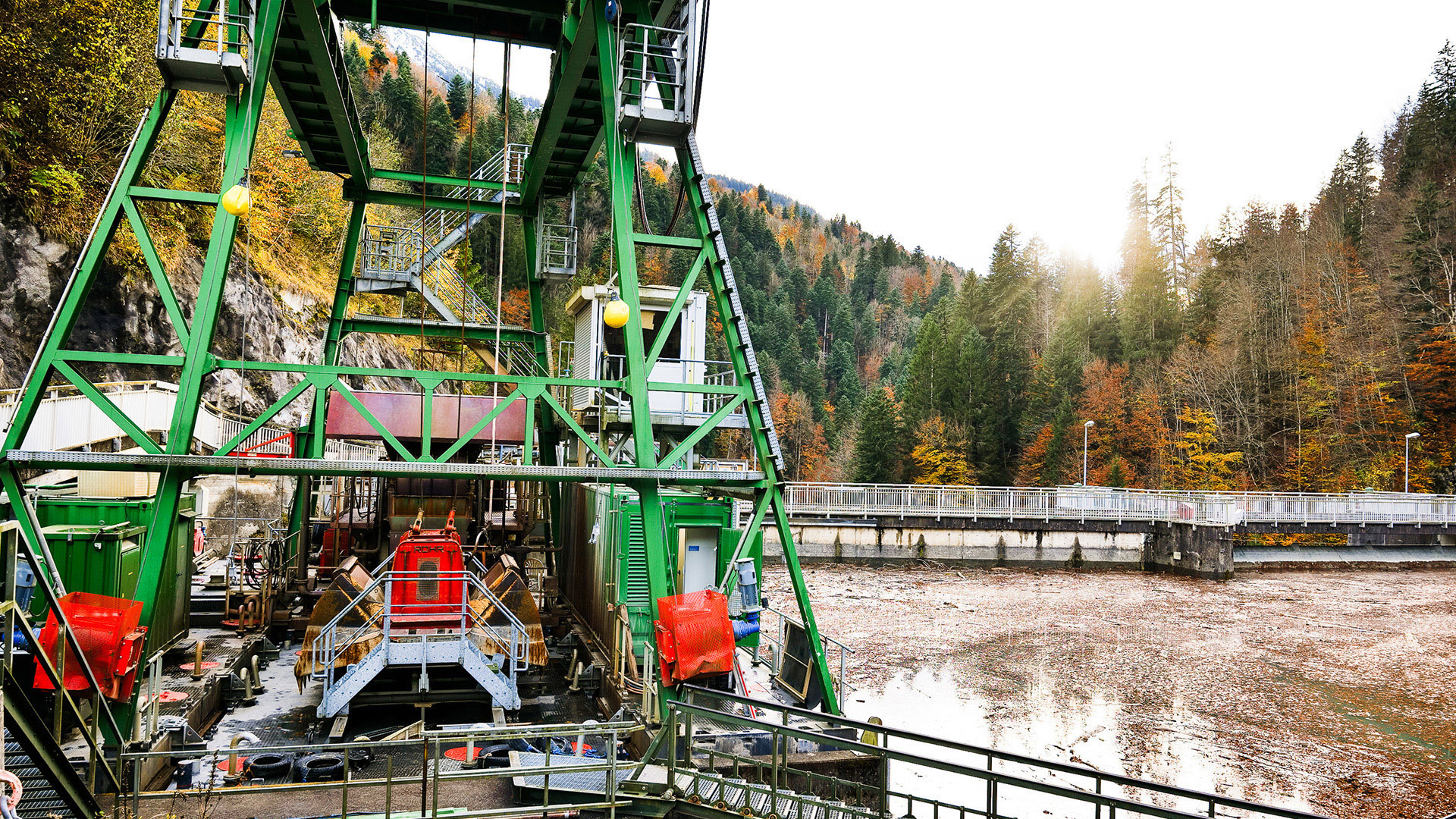 Dorfelektriker macht E-Check bei Schwimmbagger in Raggal