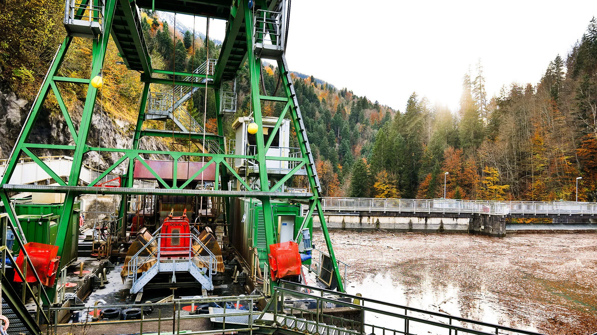 Dorfelektriker macht E-Check bei Schwimmbagger in Raggal