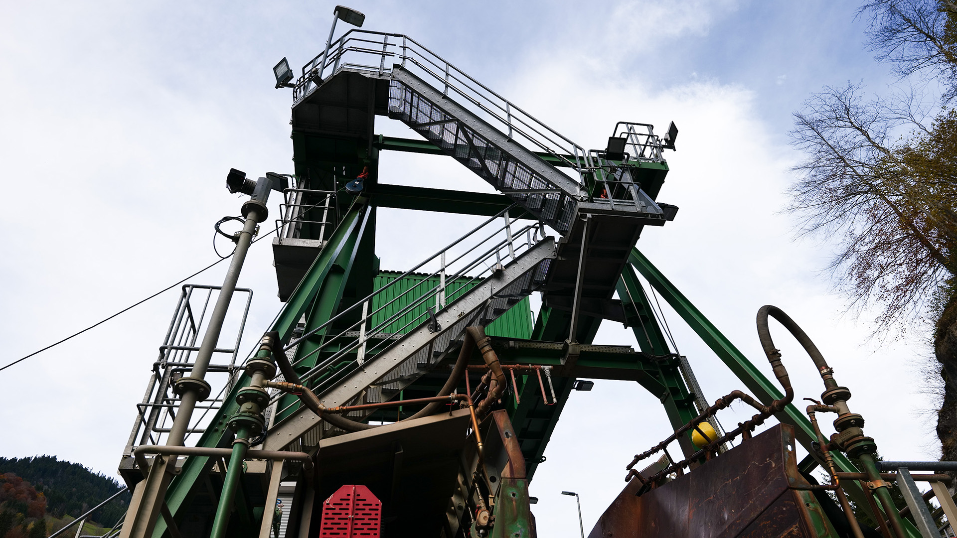 E-Check in Industrie und Gewerbe. Dorfelektriker macht E-Check für Schwimmbagger in Vorarlberg