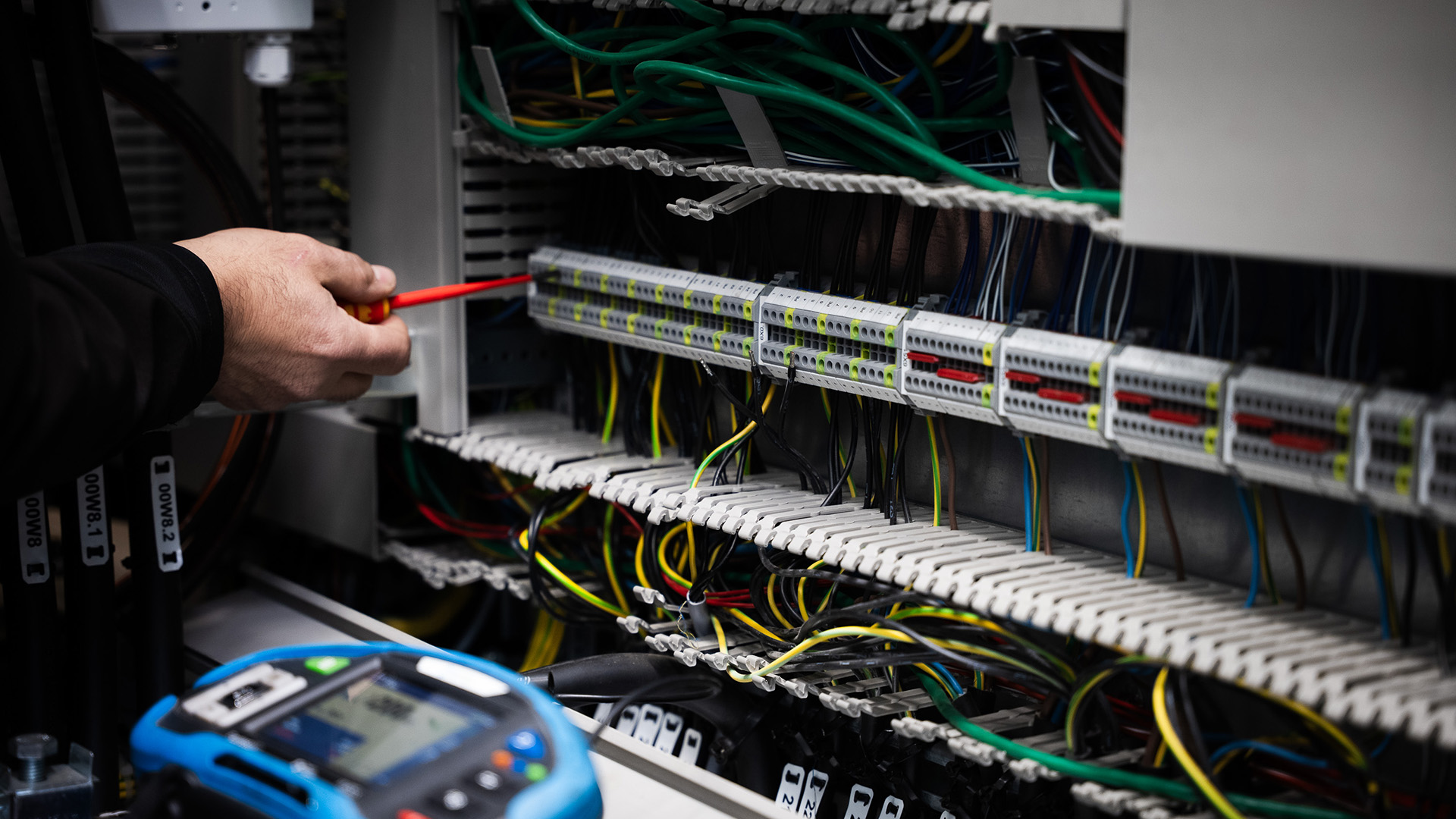 E-Check beim Schwimmbagger in Raggal vom Team Hämmerle des Dorfelektrikers