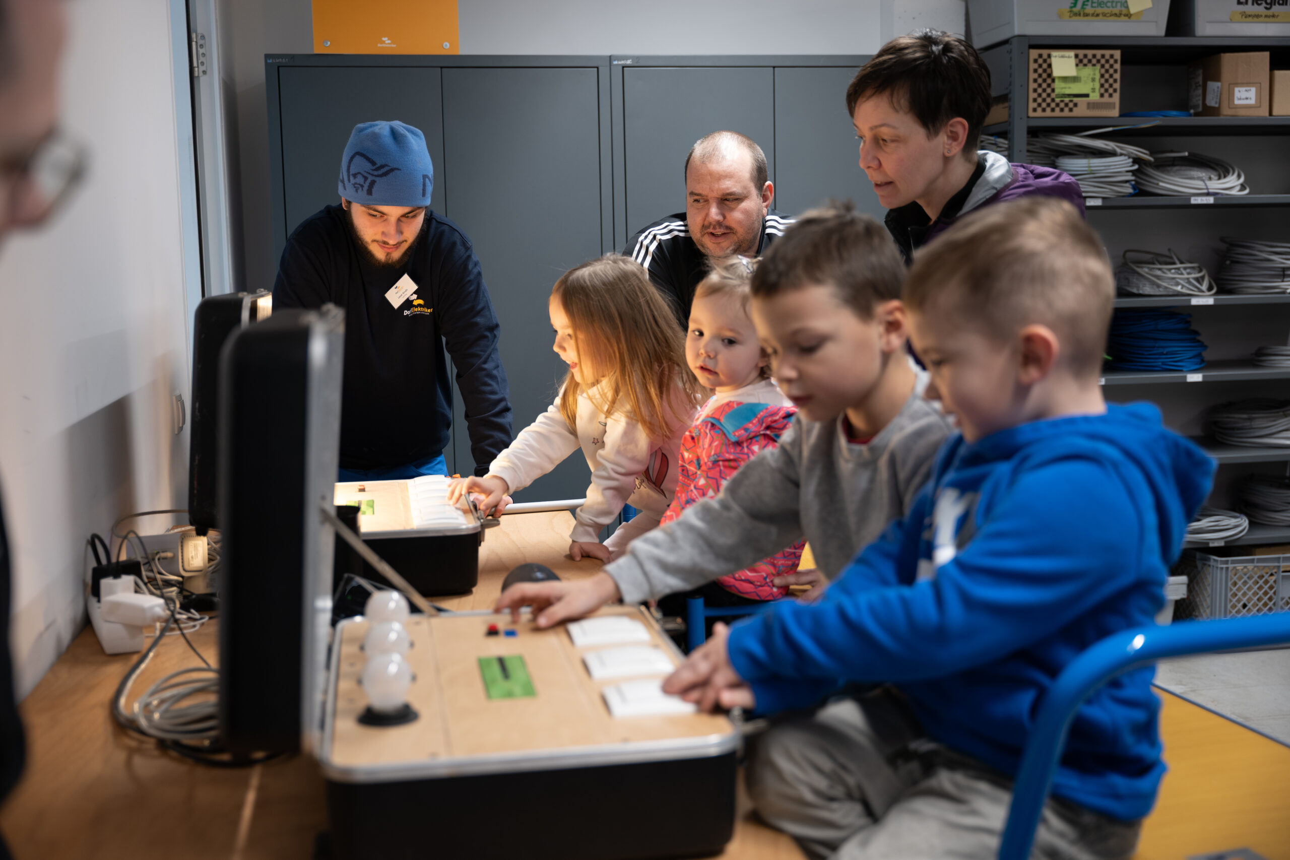 Tag Der Offenen Lernwerkstatt im Glashaus beim Dorfelektriker