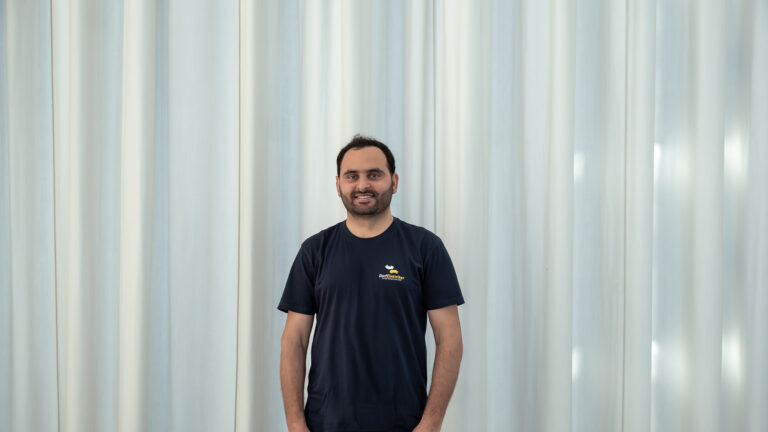 Aziz Rahman, Dorfelektriker