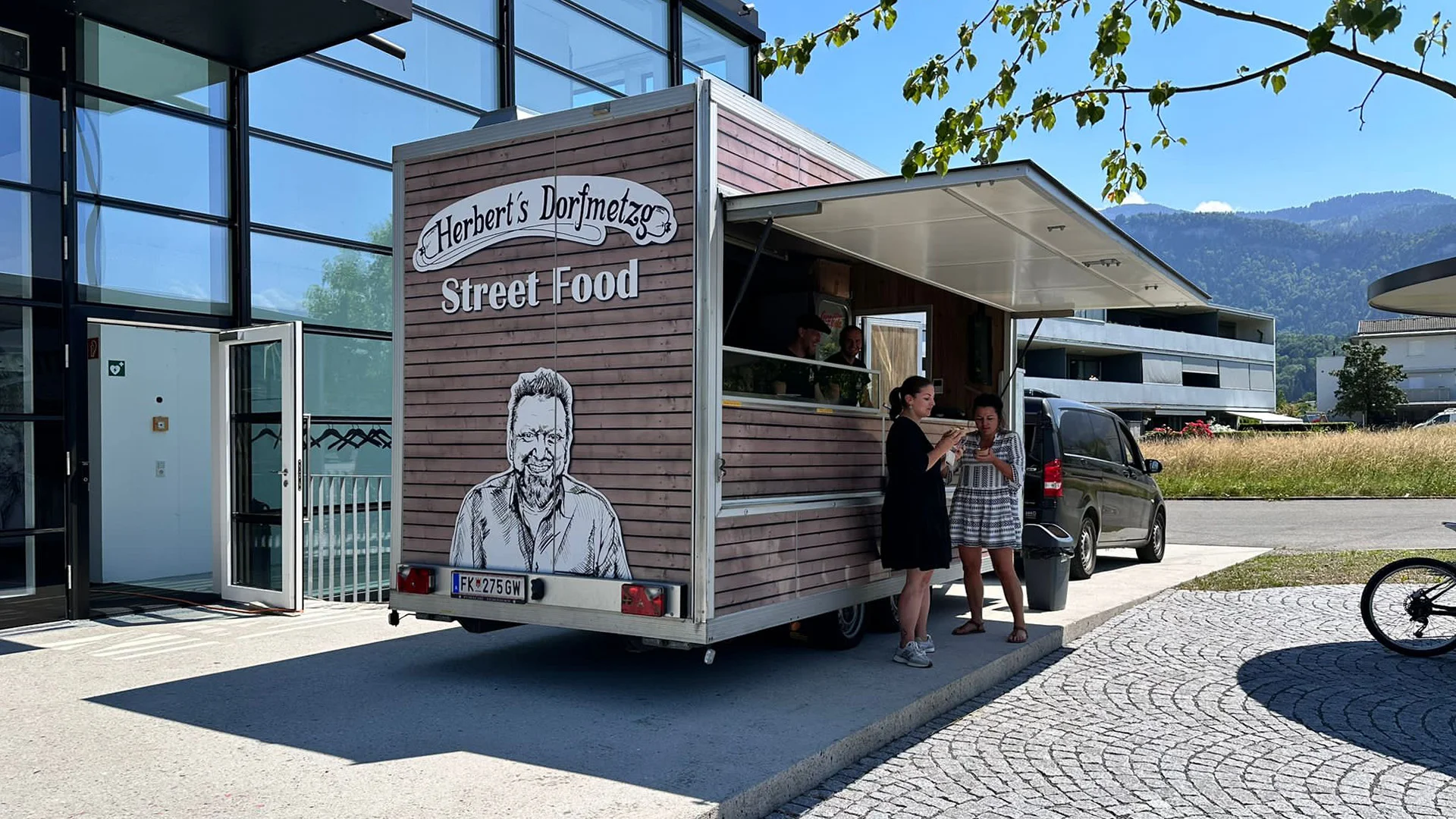 Burger von Herberts Dorfmetzg bei Mahlzeit im Glashaus