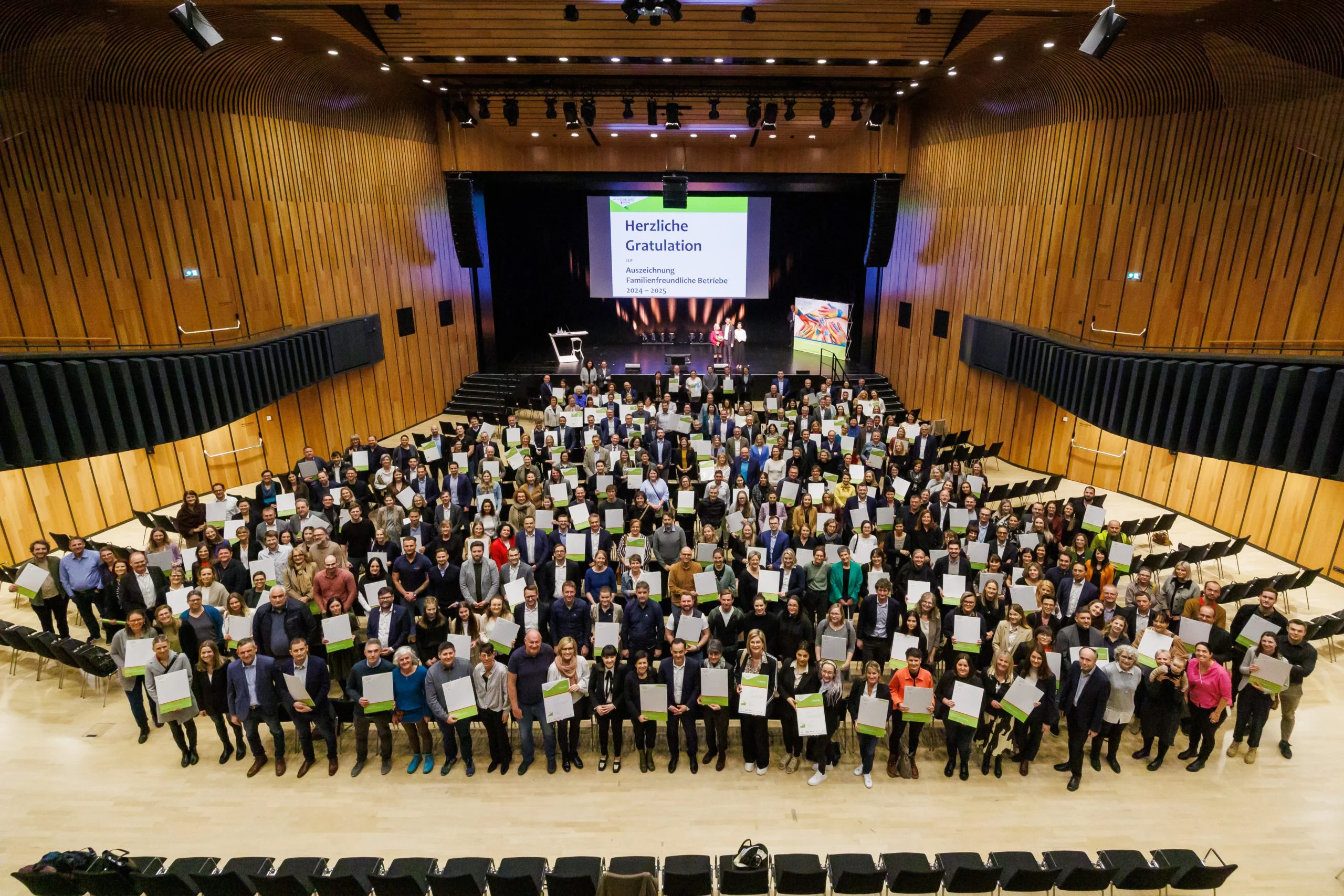 Auszeichnung Familienfreundlicher Betrieb Gruppenfoto Mittelberger GmbH