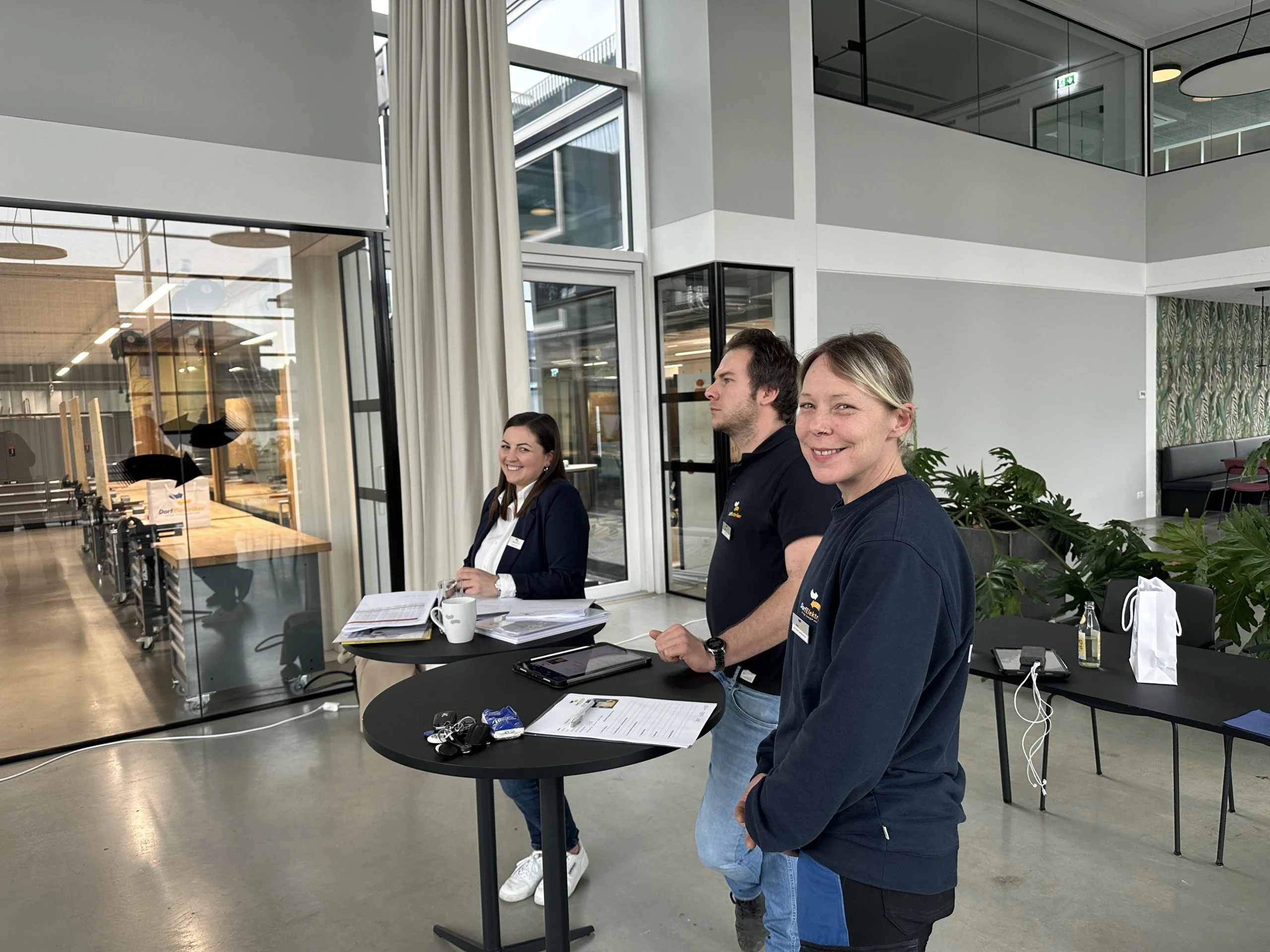 Weiterbildung beim Dorfelektriker im Rahmen der Dorfakademie mit Raphaela Beran, Tobias Juen und Jeannette Gantschacher