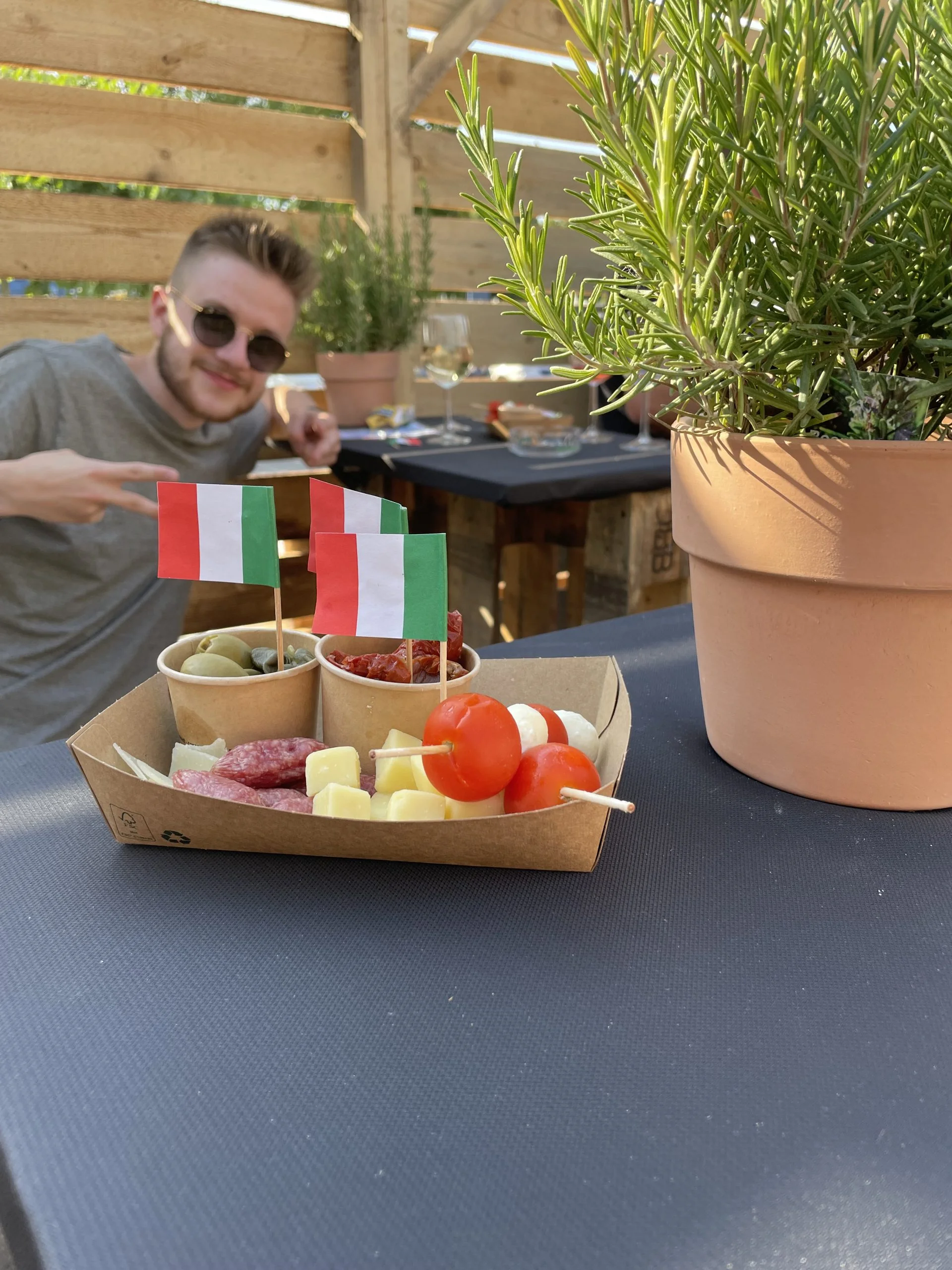 Sommerfest beim Dorfelektriker unter dem Glasdach. Samuel Hörtnagl