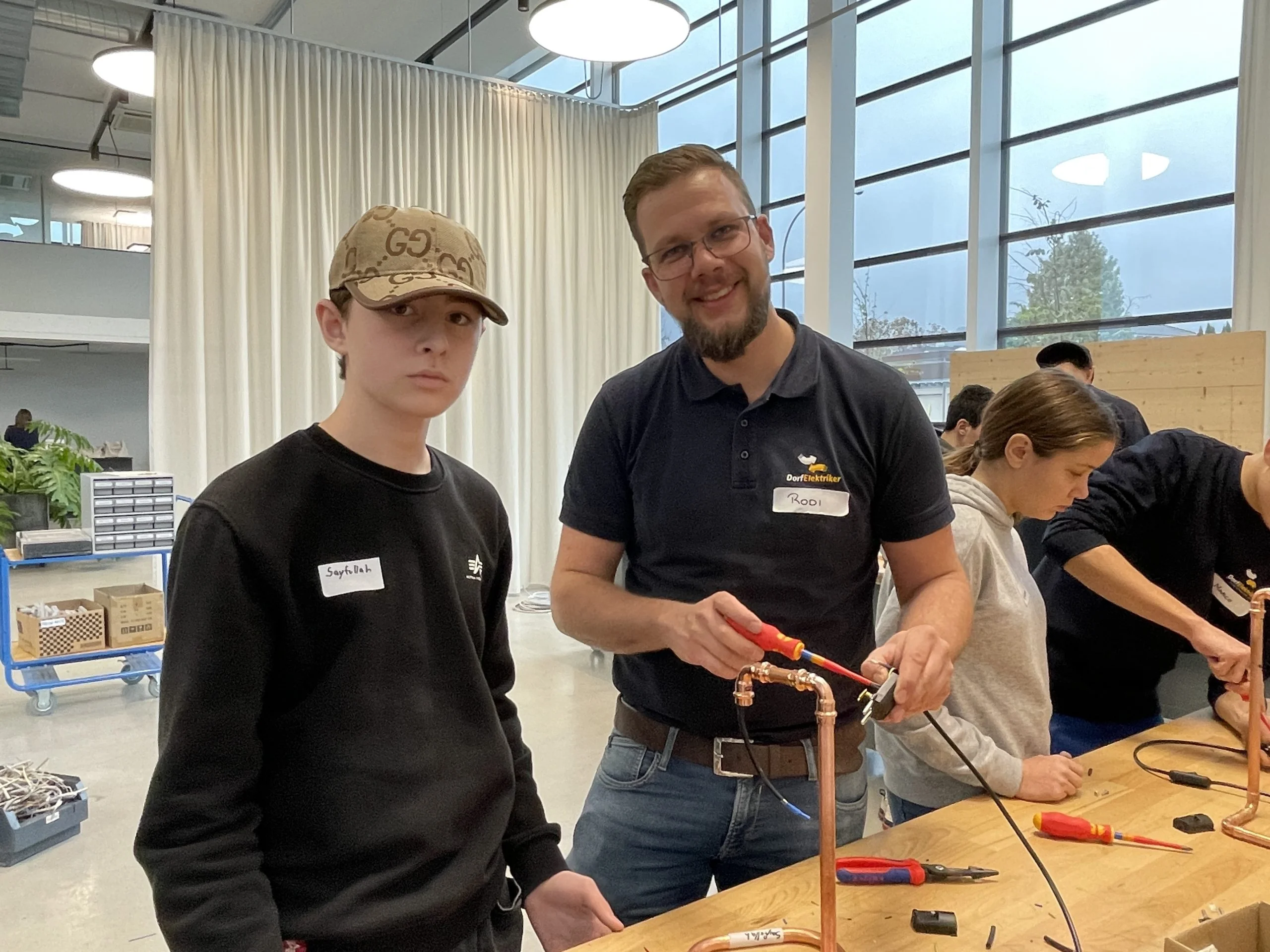 Besuch in der Lernwerkstatt von Schüler und Schülerinnen, Schnuppern Elektrotechnik