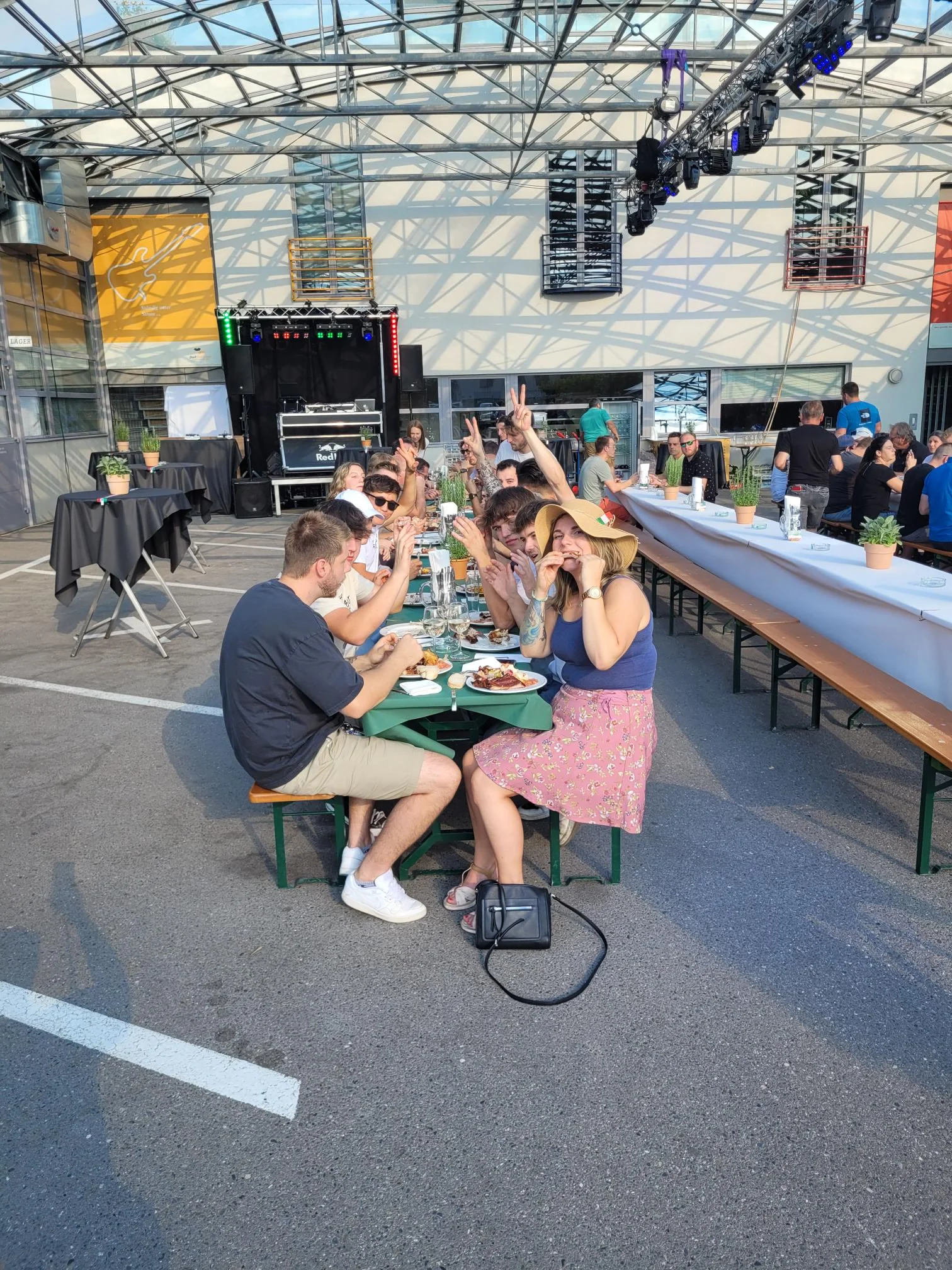 Sommerfest 2024 Dorfinstallateur und Dorfelektriker feiern gemeinsam.