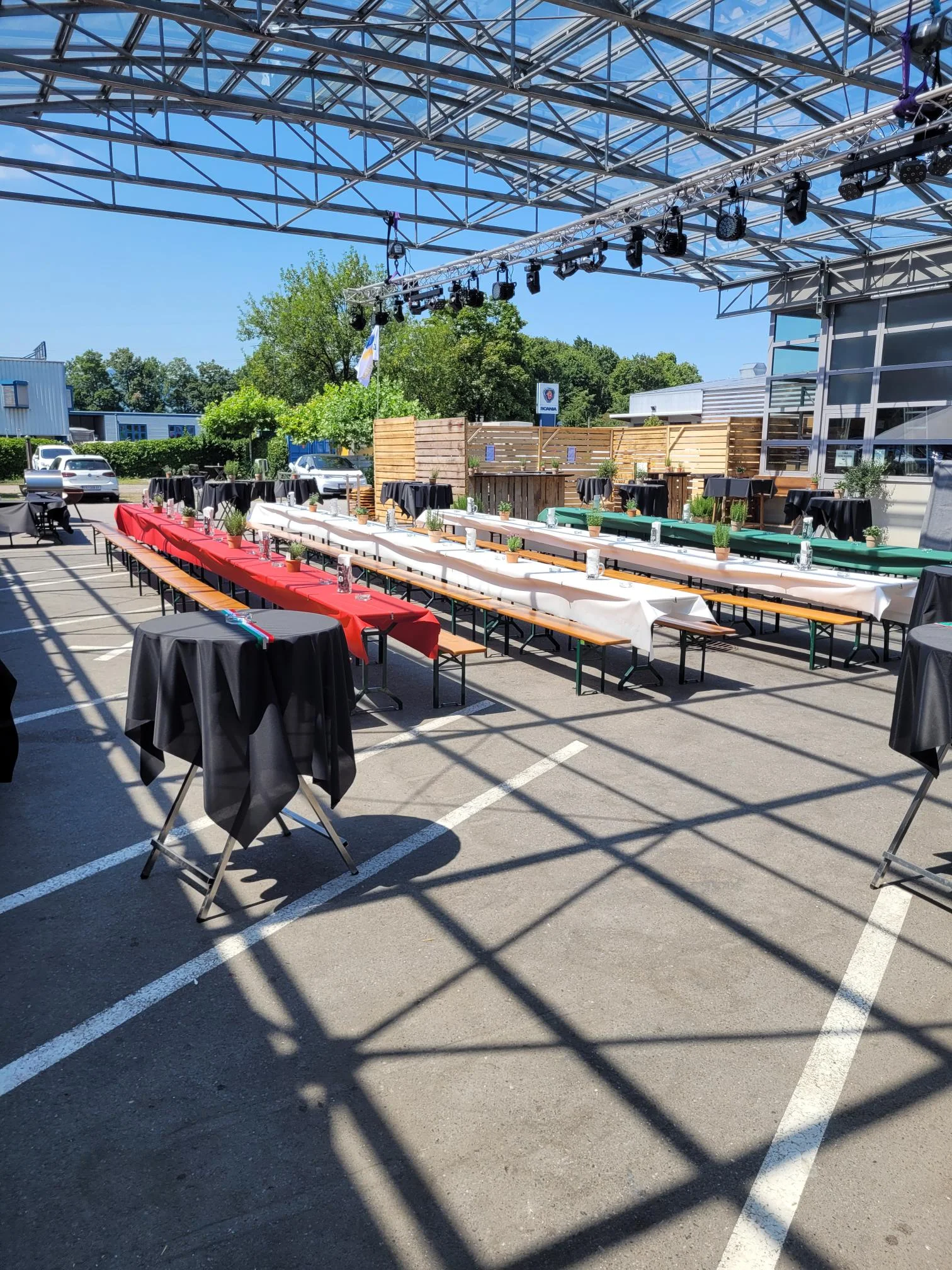 Vorbereitung für das Sommerfest unter dem Glasdach