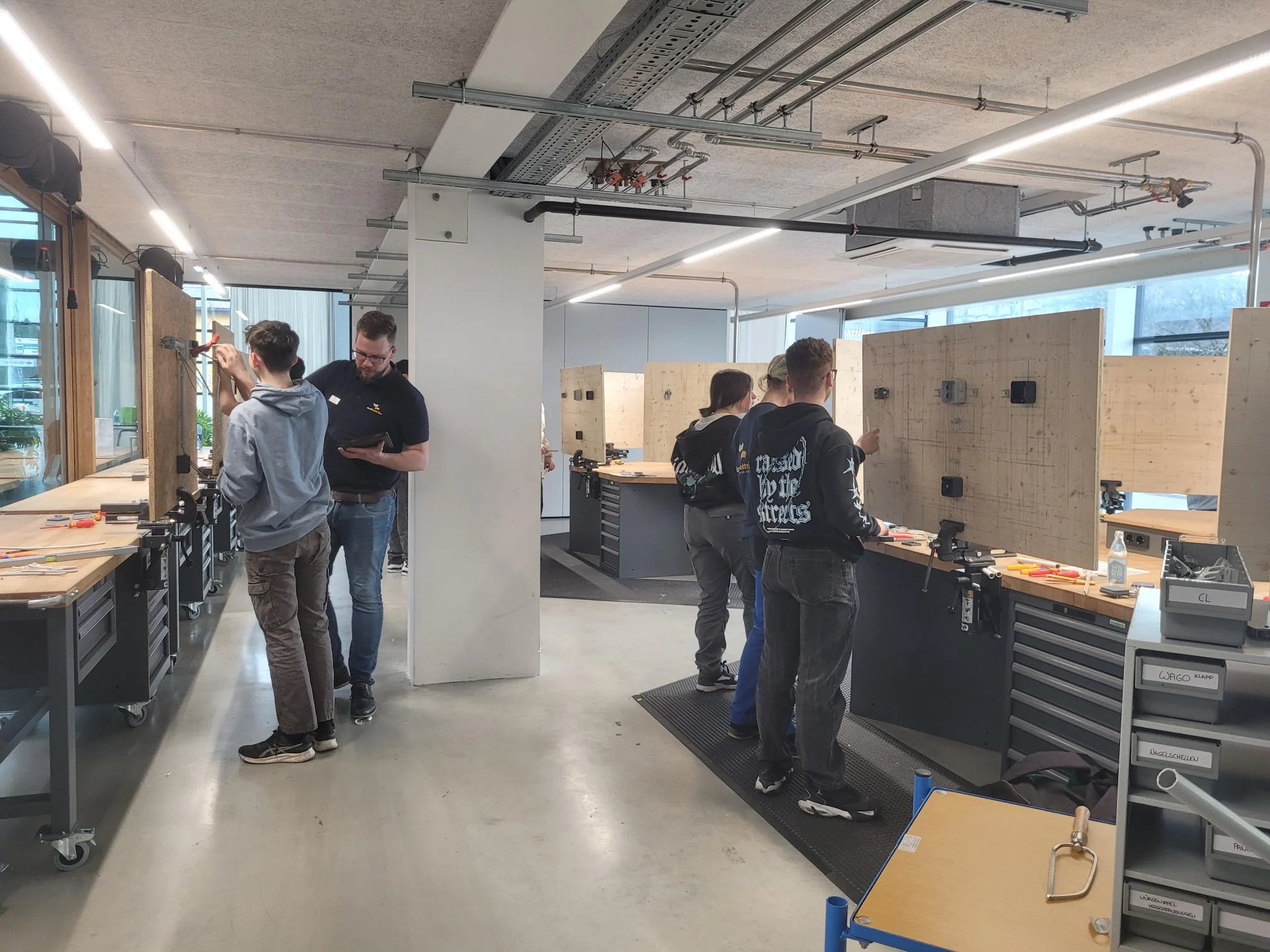 Schüler*innen zu Besuch beim Dorfelektriker. Schüler lernen Lehrberuf Elektrotechnik kennen.