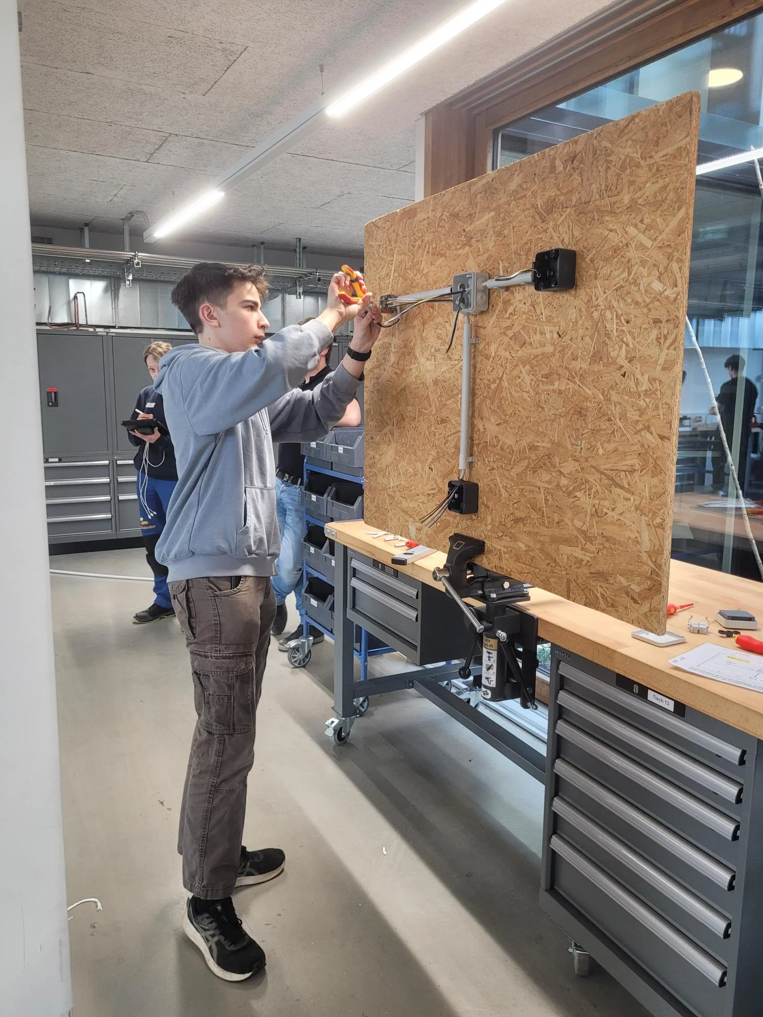 Schüler*innen zu Besuch beim Dorfelektriker. Schüler lernen Lehrberuf Elektrotechnik kennen.