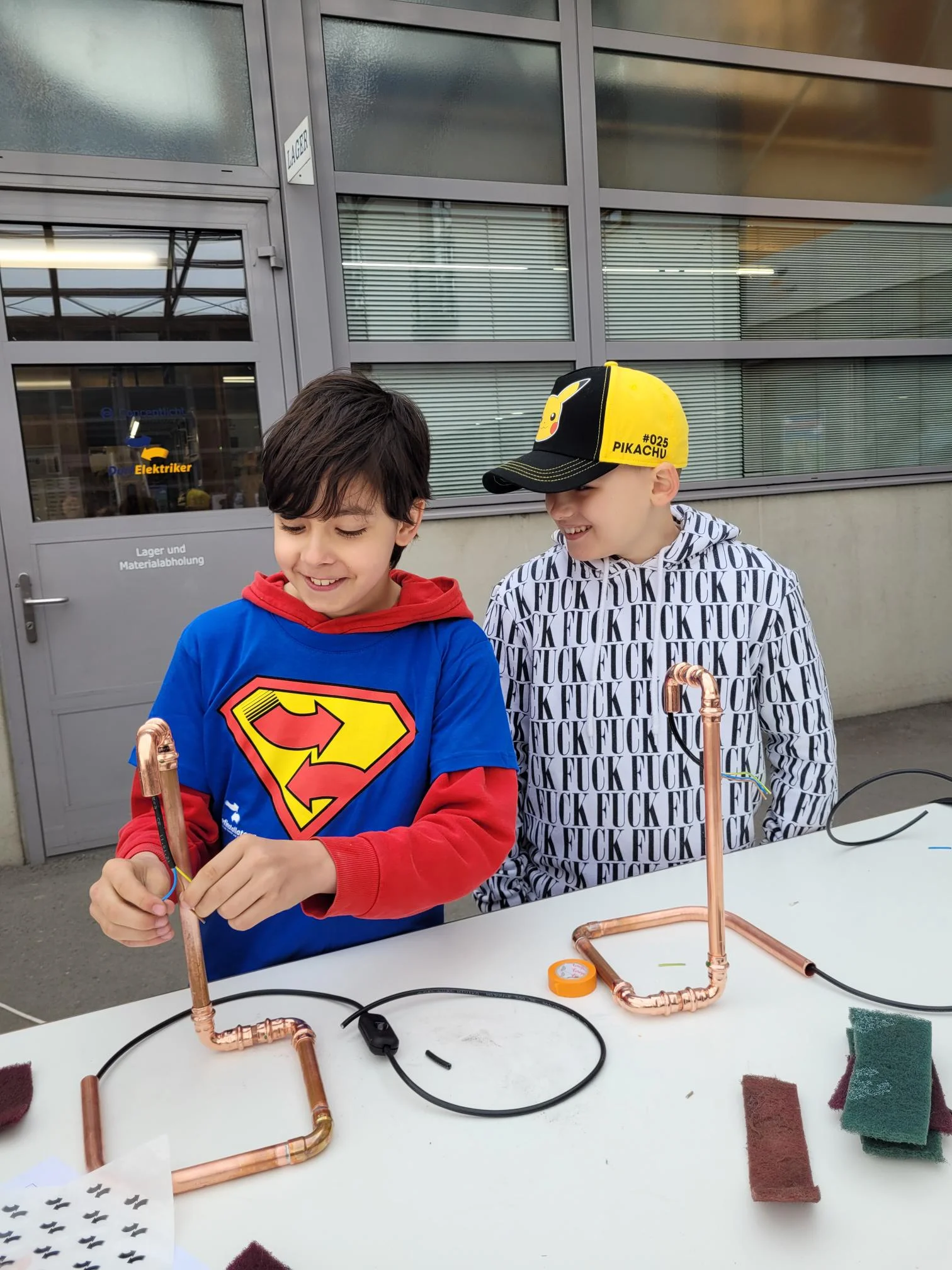 Schüler*innen zu Besuch beim Dorfelektriker. Schüler lernen Lehrberuf Elektrotechnik kennen.