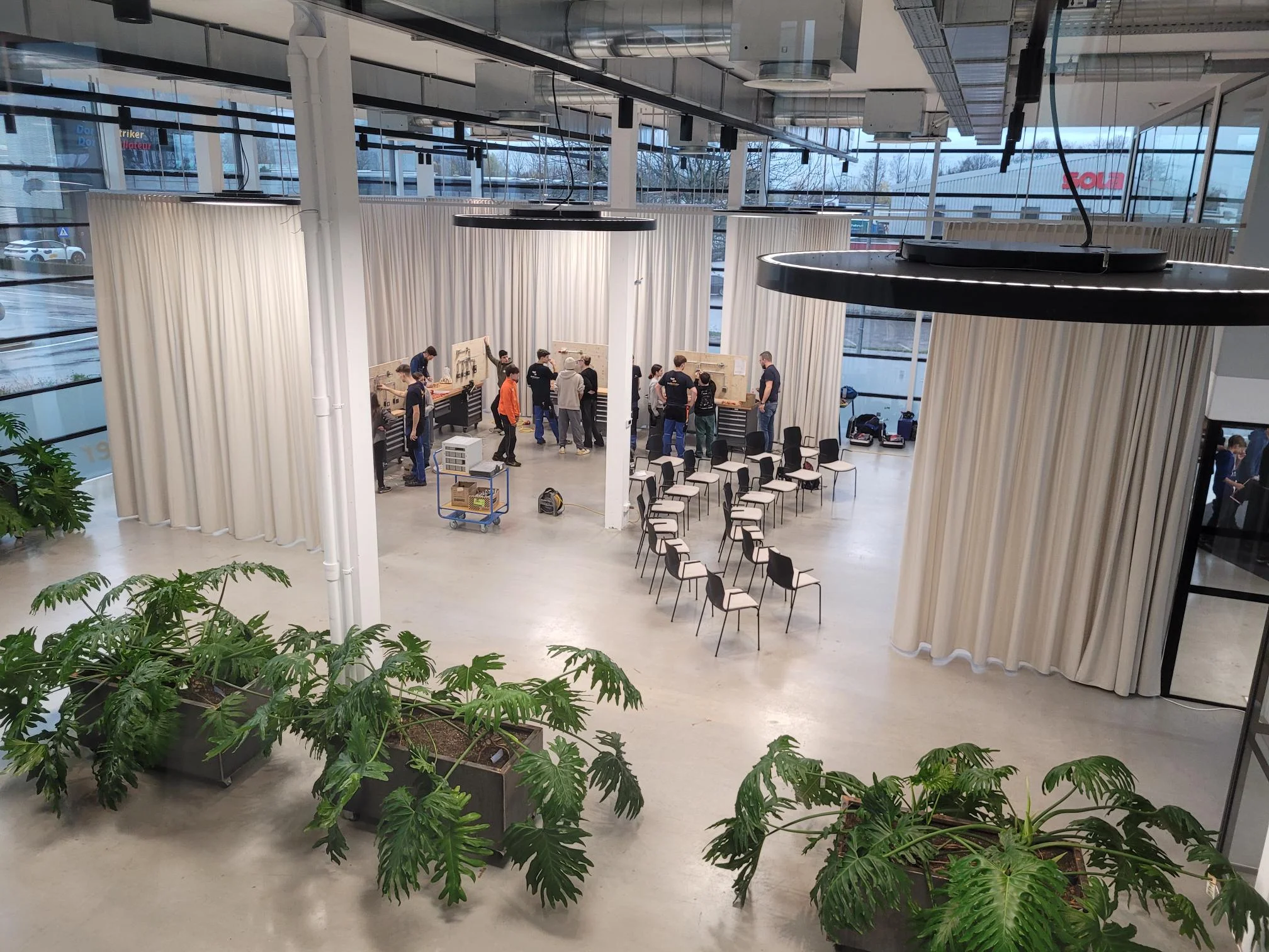 Mittelschüler*innen zu Besuch beim Dorfelektriker. Schüler lernen Lehrberuf Elektrotechnik kennen.