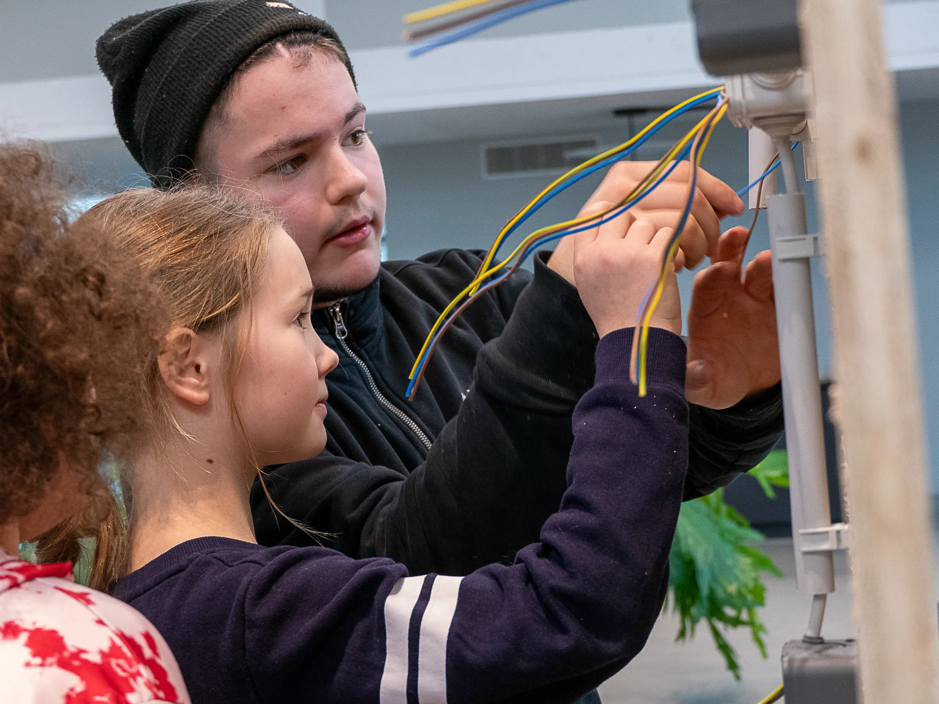 Lehrlinge zeigen den Volksschülern ihren Lehrberuf Elektrotechnik