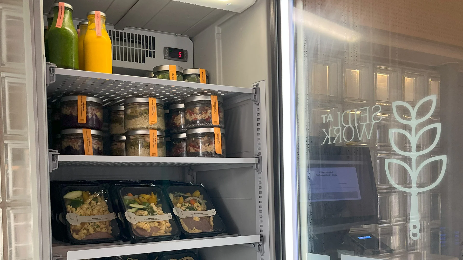 Seidl Catering Kühlschrank mit Essen zum Aufwärmen