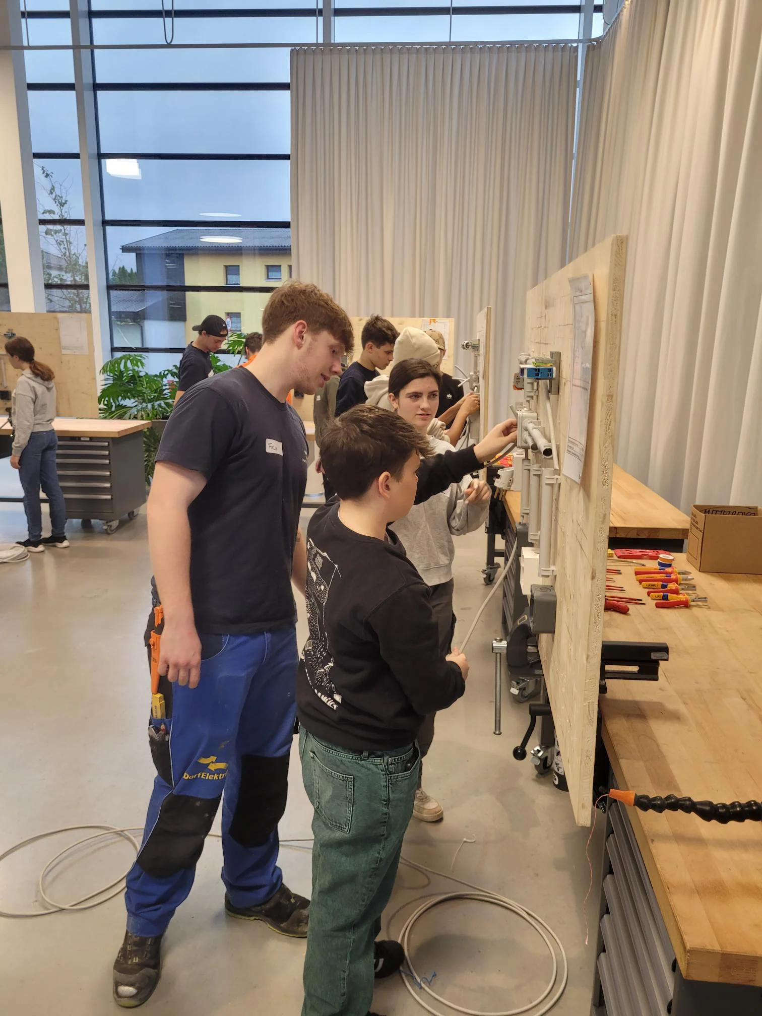 Mittelschule zu Besuch beim Dorfelektriker - Lehre Elektrotechnik