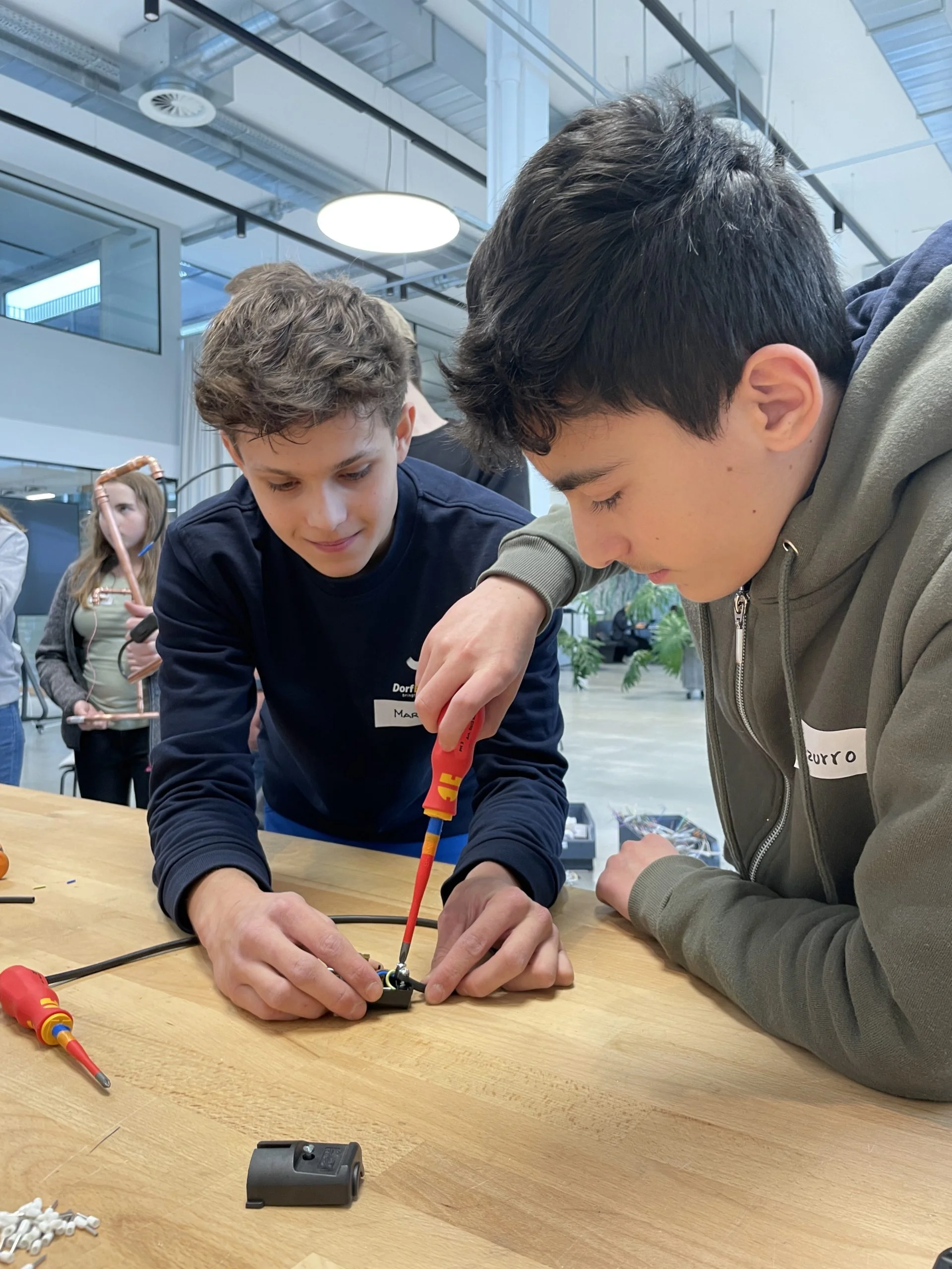 Mittelschule zu Besuch beim Dorfelektriker. Lehre Elektotechnik